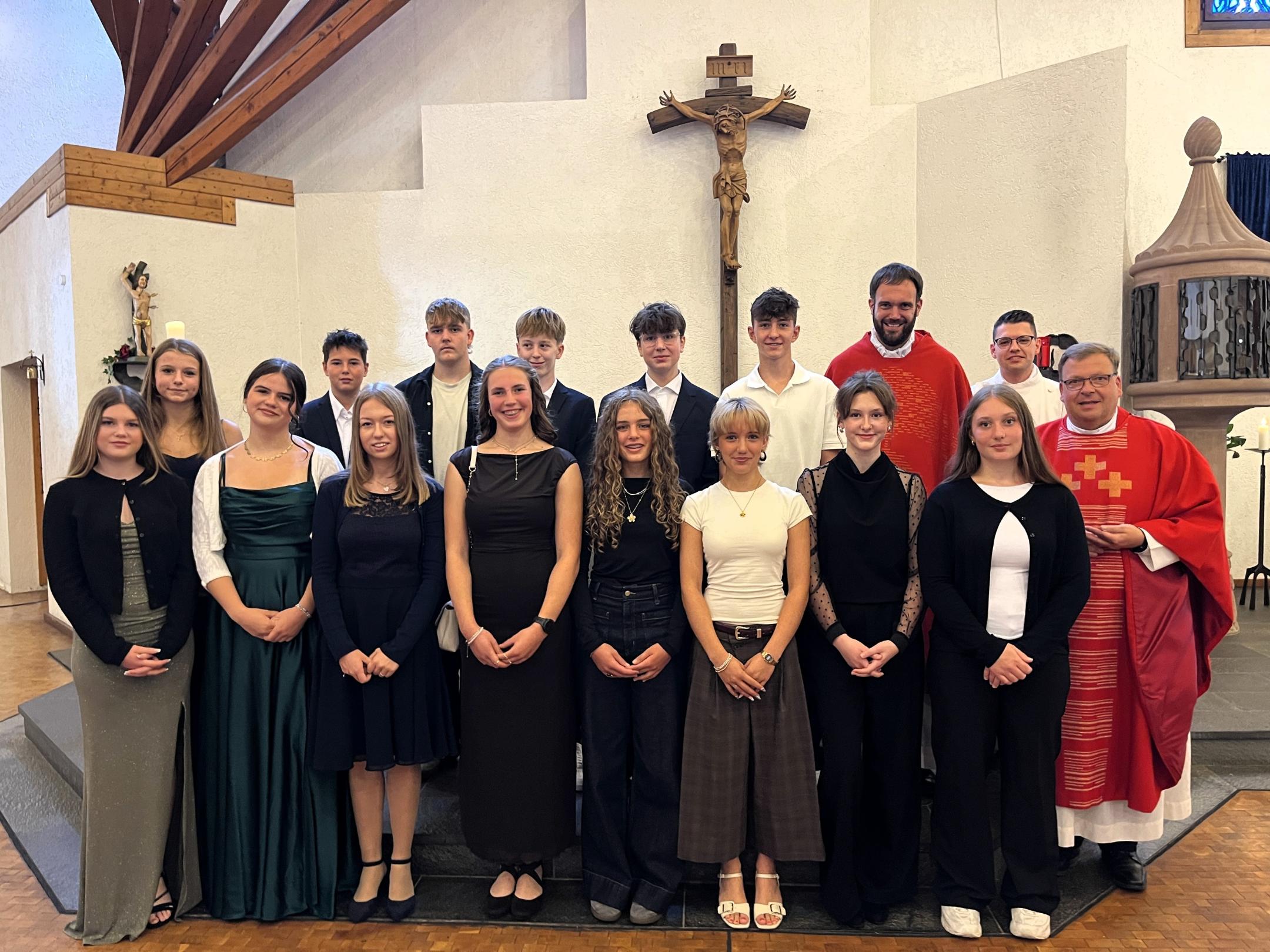 Gruppenfoto der Firmlinge zusammen mit dem Firmspender draußen vor der Kirche