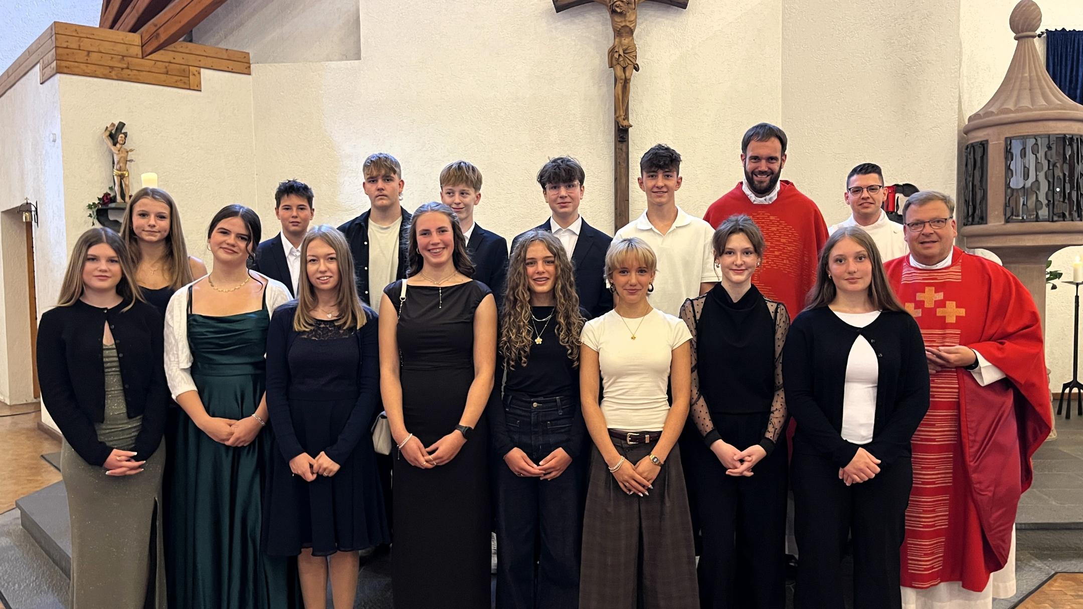 Gruppenfoto der Firmlinge zusammen mit dem Firmspender draußen vor der Kirche