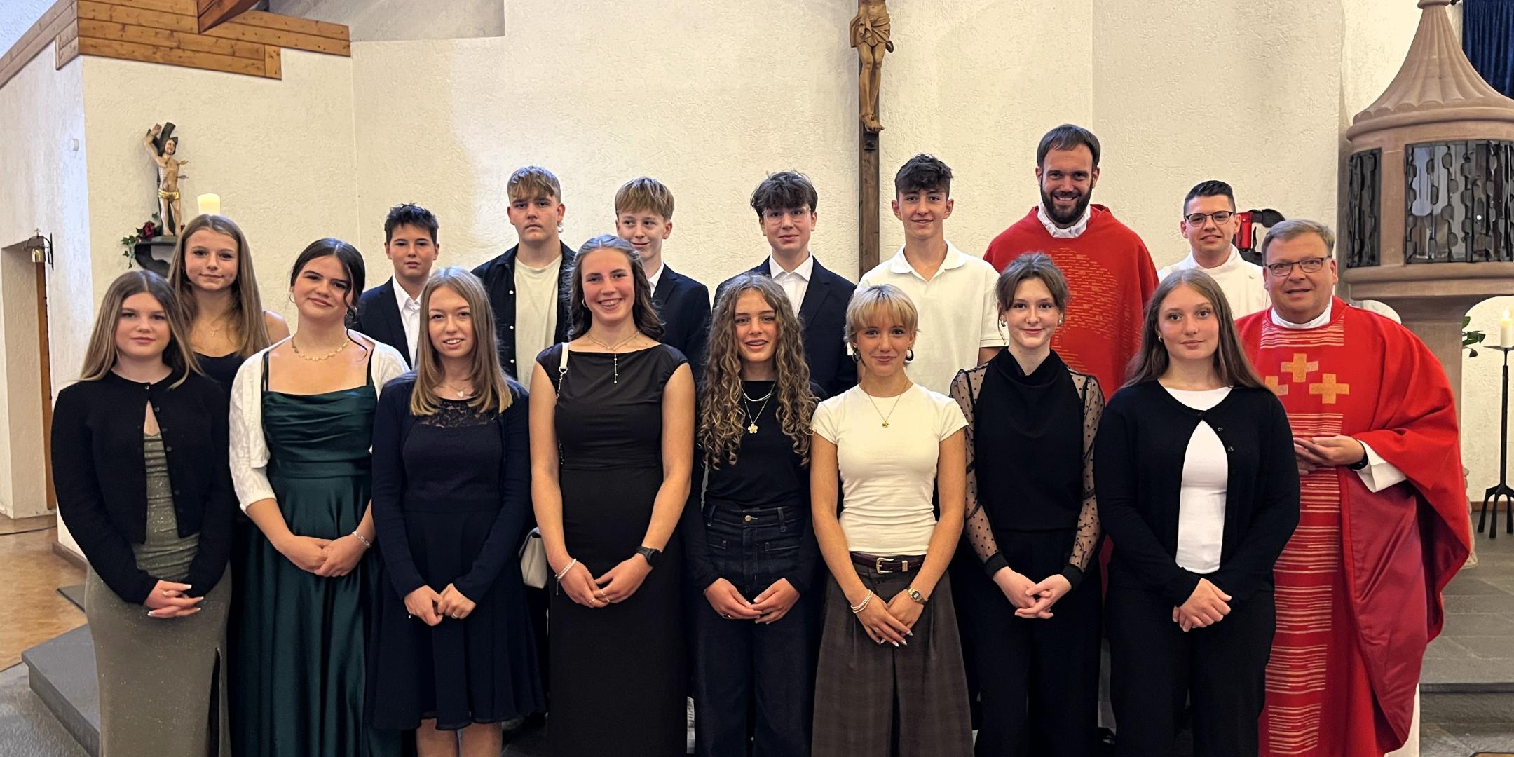 Gruppenfoto der Firmlinge zusammen mit dem Firmspender draußen vor der Kirche