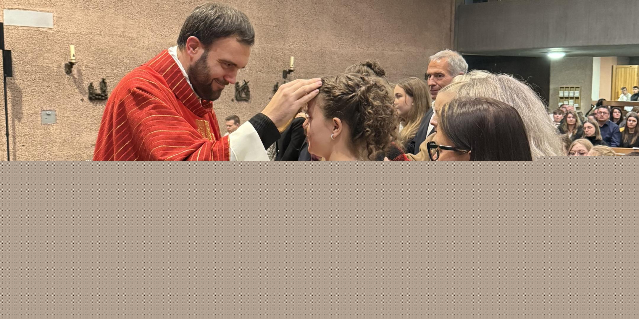 Jugendpfarrer Dominic Lück spendet Jugendlichen im Pastoralen Raum Betzdorf das Sakrament der Firmung.