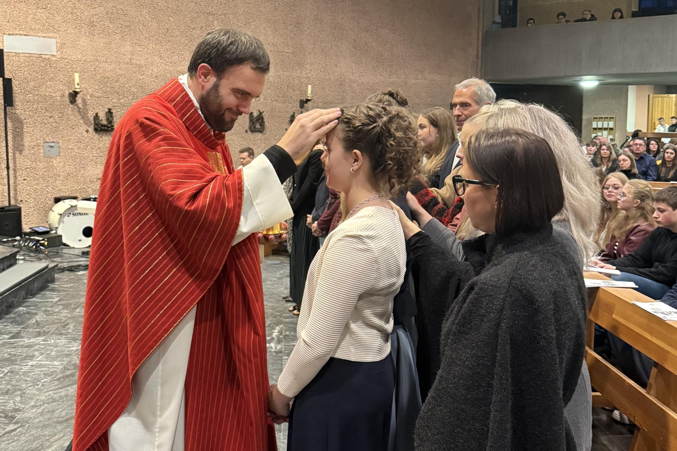 Jugendpfarrer Dominic Lück spendet Jugendlichen im Pastoralen Raum Betzdorf das Sakrament der Firmung.