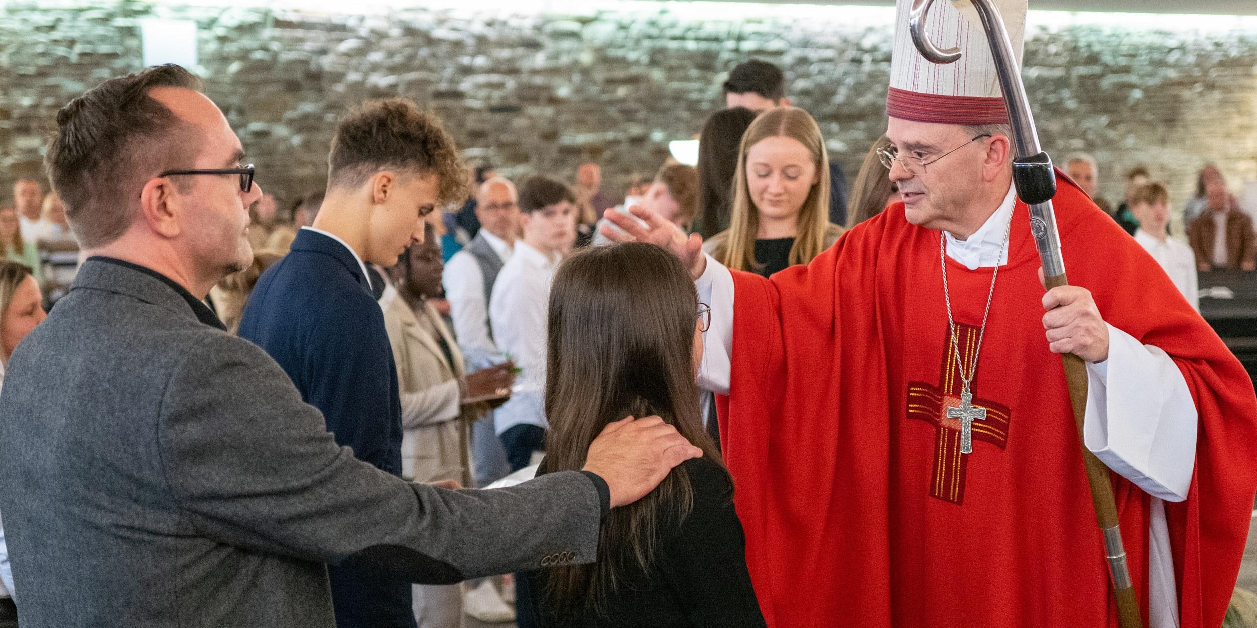 Ein besonderer Moment für die jungen Menschen: Die Salbung mit dem Chrisamöl.