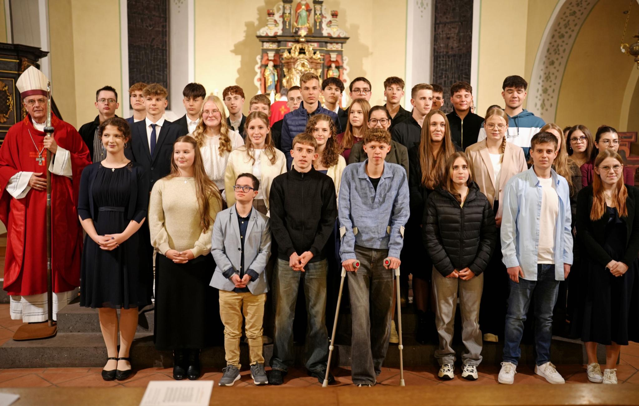 40 Jugendliche haben in einem feierlichen Gottesdienst in St. Maximin in Bettingen das Sakrament der Firmung empfangen.