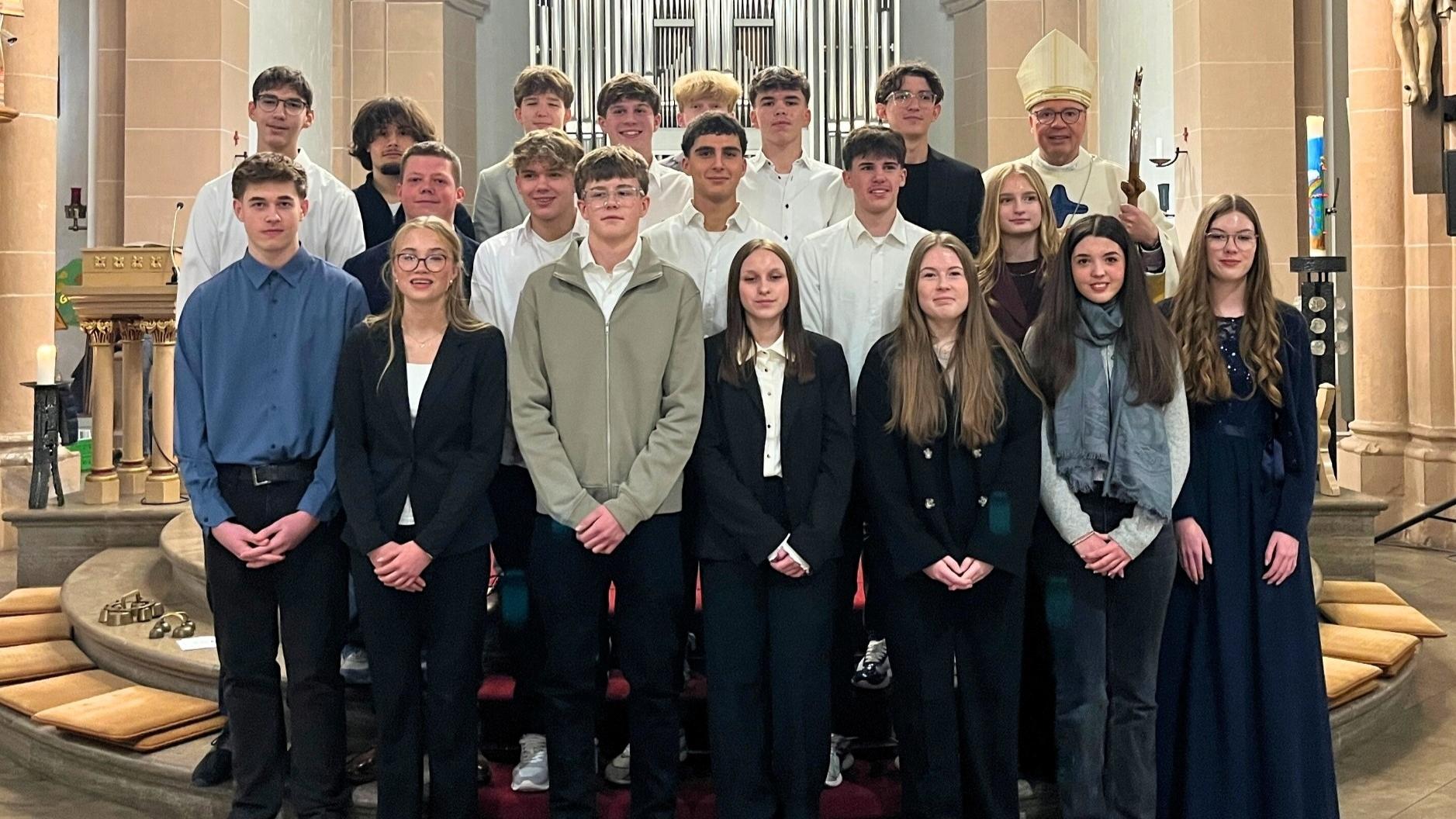 Jugendliche aus Heimbach-Weis, Engers und Gladbach sowie Bendorf-Mühlhofen haben durch den Trierer Bischof Dr. Stephan Ackermann das Sakrament der Firmung in der St. Martin-Kirche in Neuwied-Engers erhalten.