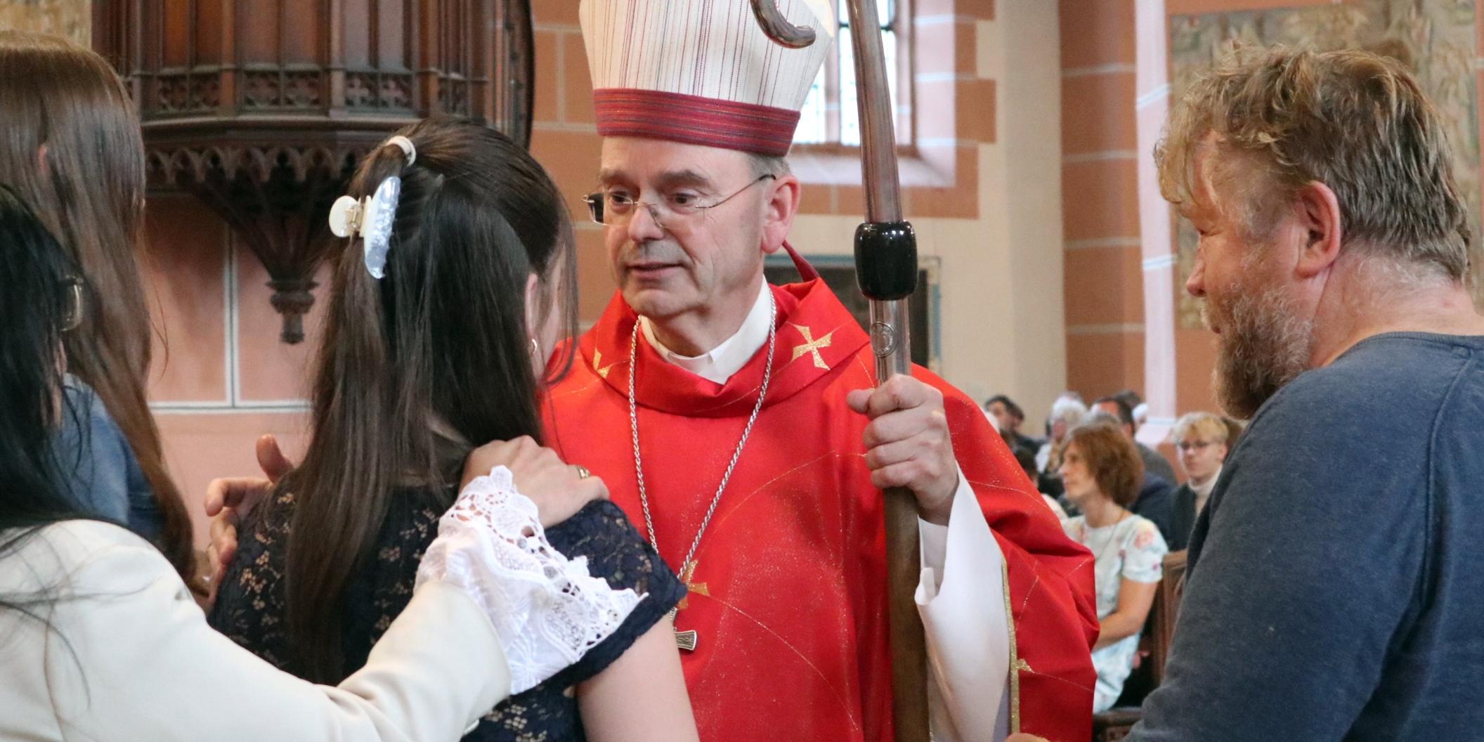Mehr als 40 jungen Menschen hat der Trierer Weihbischof Robert Brahm, der aus Oberwesel stammt, das Sakrament der Firmung in der Liebfrauenkirche in Oberwesel gespendet.