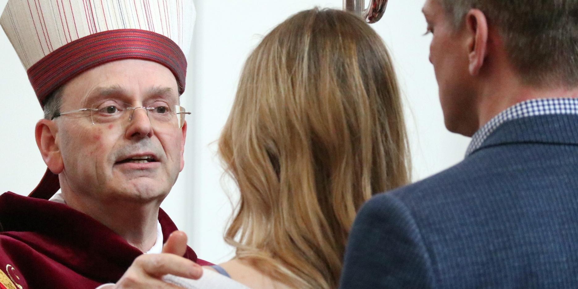 Weihbischof Brahm firmt eine Jugendliche in Waldbreitbach