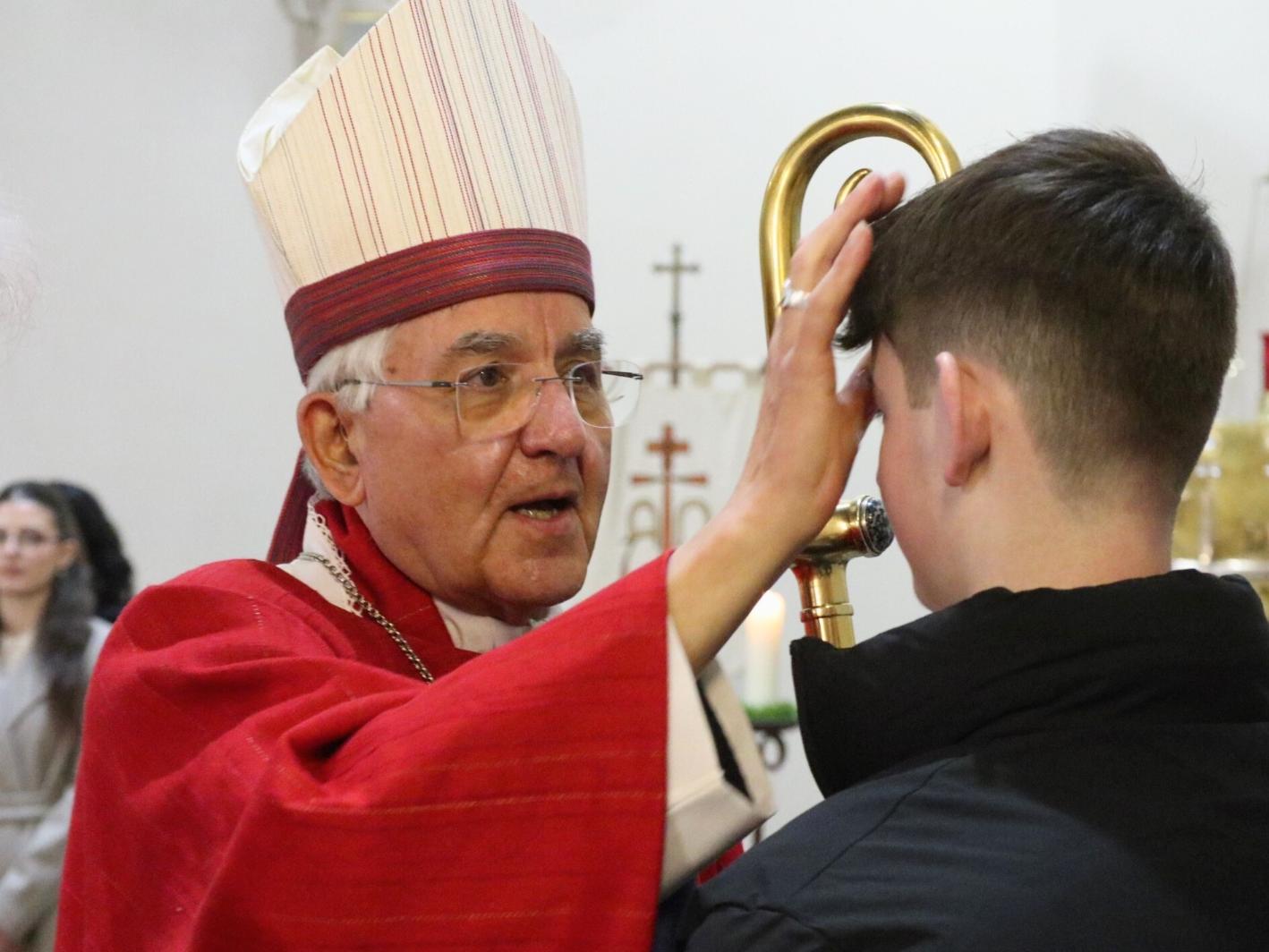 Der emeritierte Weihbischof Franz Josef Gebert hat jungen Menschen in Treis-Karden das Sakrament der Firmung gespendet.