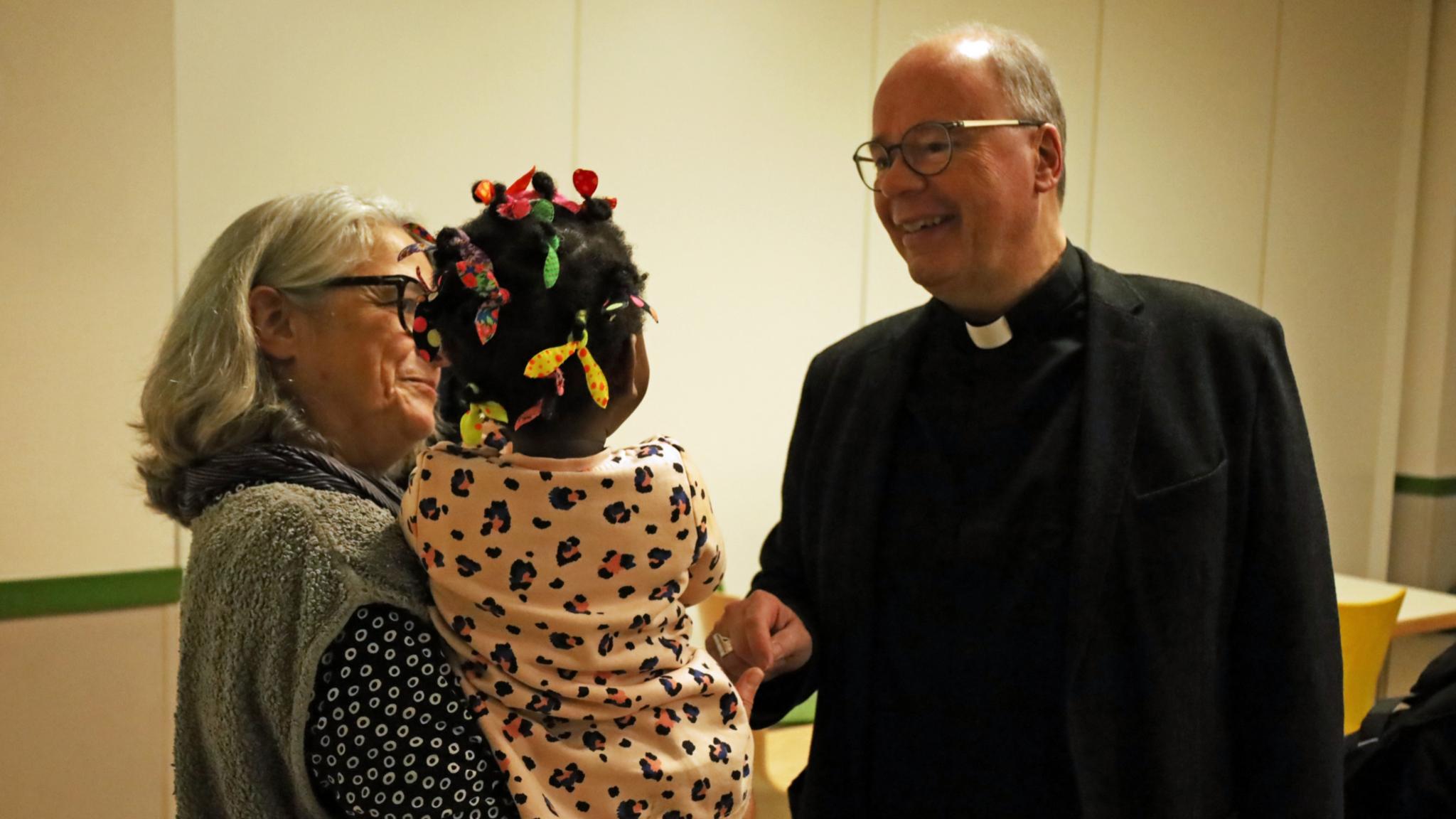 Bischof Ackermann zu Besuch im Café International in Trier-Ehrang