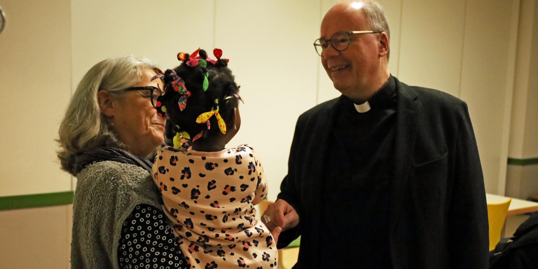 Bischof Ackermann zu Besuch im Café International in Trier-Ehrang