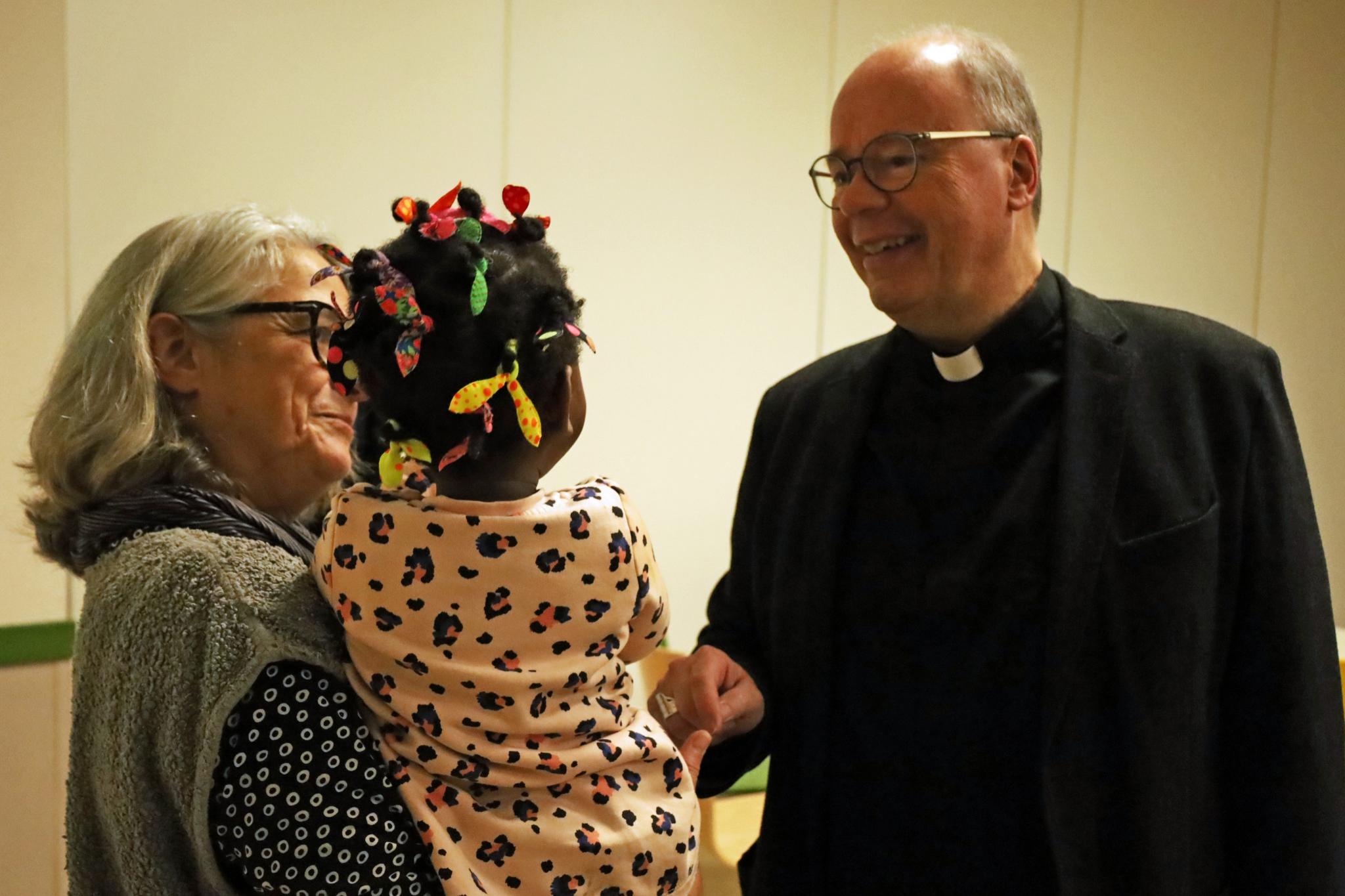 Bischof Ackermann zu Besuch im Café International in Trier-Ehrang