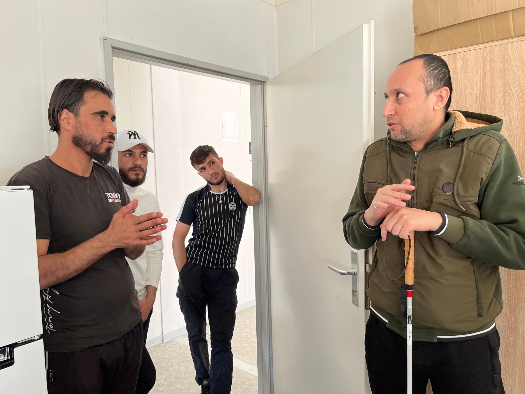 Austausch mit Dolmetscher in der Flüchtlingsunterkunft