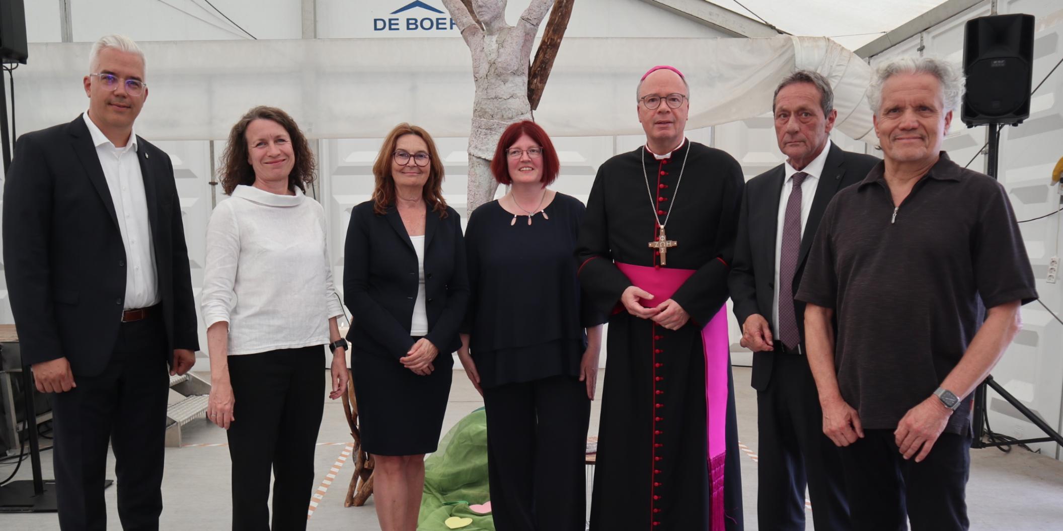 Zu einer gemeinsamen Veranstaltung zum Gedenken an die Flutkatastrophe 2021 mit ökumenischem Gottesdienst hatten die Verbandsgemeinde Altenahr und die Pfarrei St. Andreas Ahreifel nach Altenburg eingeladen. Der Trierer Bischof Dr. Stephan Ackermann (3.v.re.), Gemeindereferentin Manuela Kremer-Breuer (Mitte) und Matthias Grüll von der evangelischen Kirche (re.) gestalteten die Andacht. Zuvor gab es Grußworte von Bürgermeister Dominik Gieler (li.), des rheinland-pfälzischen Innenministers Achim Schwickert (2.v.re.) und Landrätin Cornelia Weigand (2.v.li). Zu Gast waren neben Bürgerinnen und Bürgern auch Vertreterinnen und Vertreter aus der Politik wie die Bundestagsabgeordnete Mechthild Heil (3.v.li).