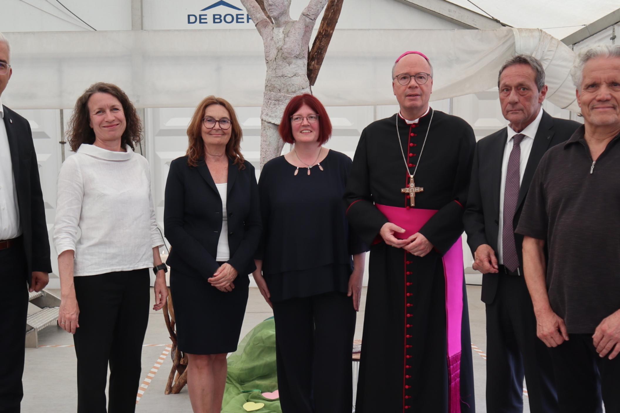 Zu einer gemeinsamen Veranstaltung zum Gedenken an die Flutkatastrophe 2021 mit ökumenischem Gottesdienst hatten die Verbandsgemeinde Altenahr und die Pfarrei St. Andreas Ahreifel nach Altenburg eingeladen. Der Trierer Bischof Dr. Stephan Ackermann (3.v.re.), Gemeindereferentin Manuela Kremer-Breuer (Mitte) und Matthias Grüll von der evangelischen Kirche (re.) gestalteten die Andacht. Zuvor gab es Grußworte von Bürgermeister Dominik Gieler (li.), des rheinland-pfälzischen Innenministers Achim Schwickert (2.v.re.) und Landrätin Cornelia Weigand (2.v.li). Zu Gast waren neben Bürgerinnen und Bürgern auch Vertreterinnen und Vertreter aus der Politik wie die Bundestagsabgeordnete Mechthild Heil (3.v.li).