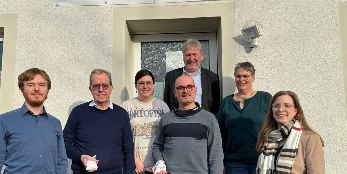 Das Team der Fluthilfe des Caritasverbandes Westeifel und Mitarbeiterinnen und Mitarbeiter der Investitions- und Strukturbank (ISB).