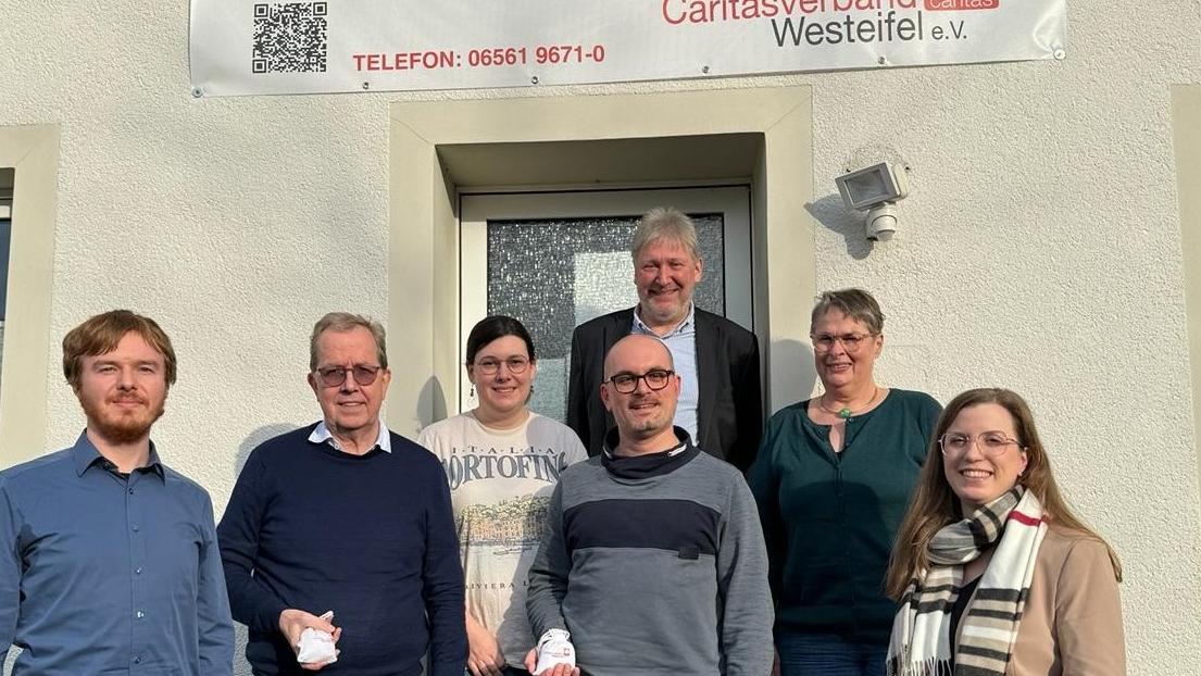 Das Team der Fluthilfe des Caritasverbandes Westeifel und Mitarbeiterinnen und Mitarbeiter der Investitions- und Strukturbank (ISB).