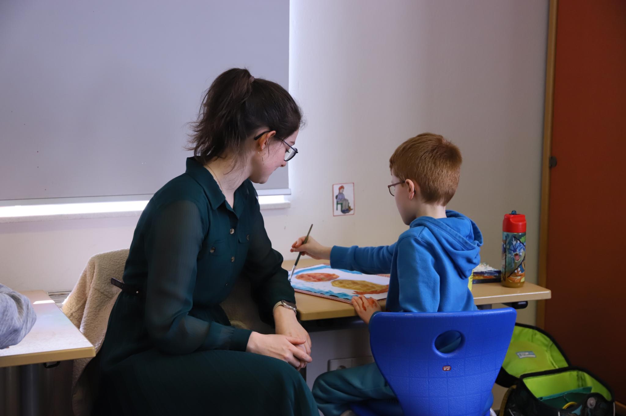 In der Unterstufe der Förderschule stehen die Tische zur Wand, weil das der Konzentration der Kinder dient