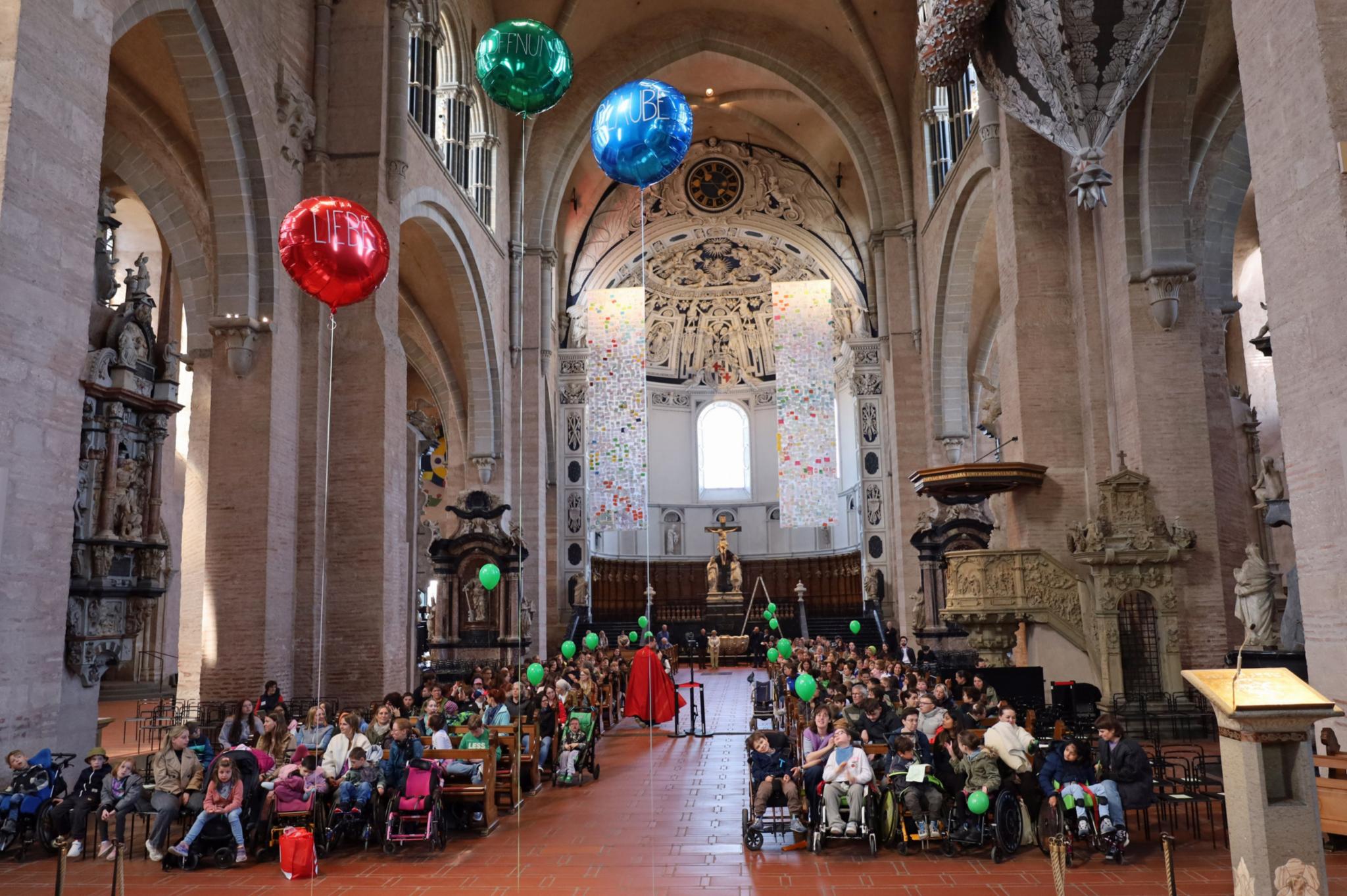 Mitmachgottesdienst im Trierer Dom mit Pfarrer Peter Zillgen