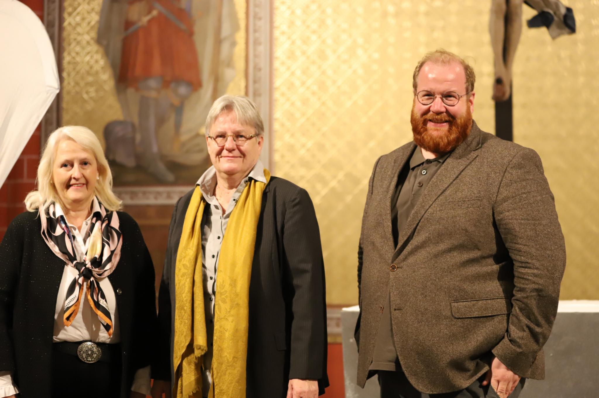 Katharina Zey-Wortmann, KEB Trier, Kunsthistorikerin Prof. Barbara Welzel und Markus Nöhl, Kulturdezernent (vlnr.)