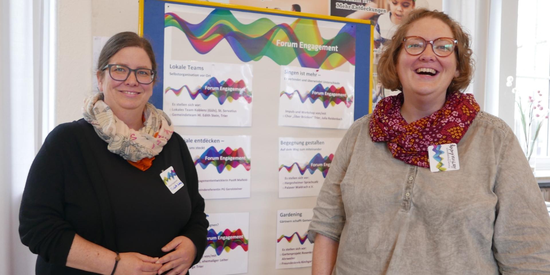 Elisabeth und Martina Ludwig (von links) aus der Pfarrei Arzfeld-Neuerburg haben die Angebote beim Forum Engagement dankbar genutzt und sich unter anderem in Sachen Lokale Teams inspirieren lassen.