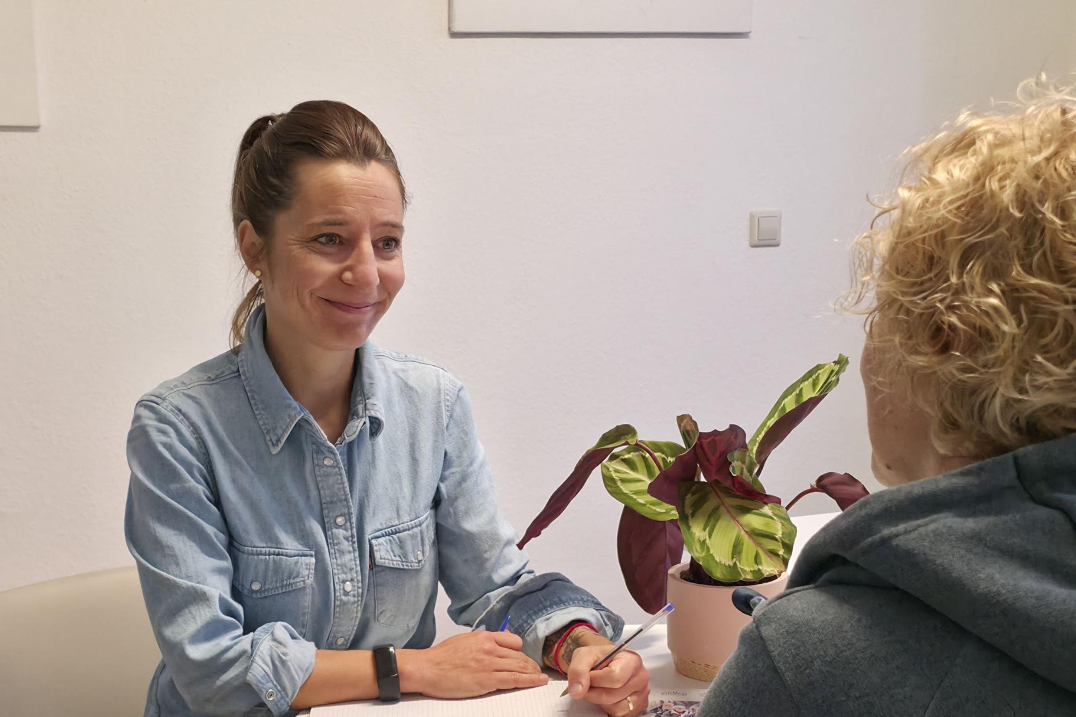 Mit ihrem Beratungsangebot möchte die Caritas nicht nur finanzielle Entlastung schaffen, sondern auch die Teilhabe lebenserfahrener Menschen fördern.  