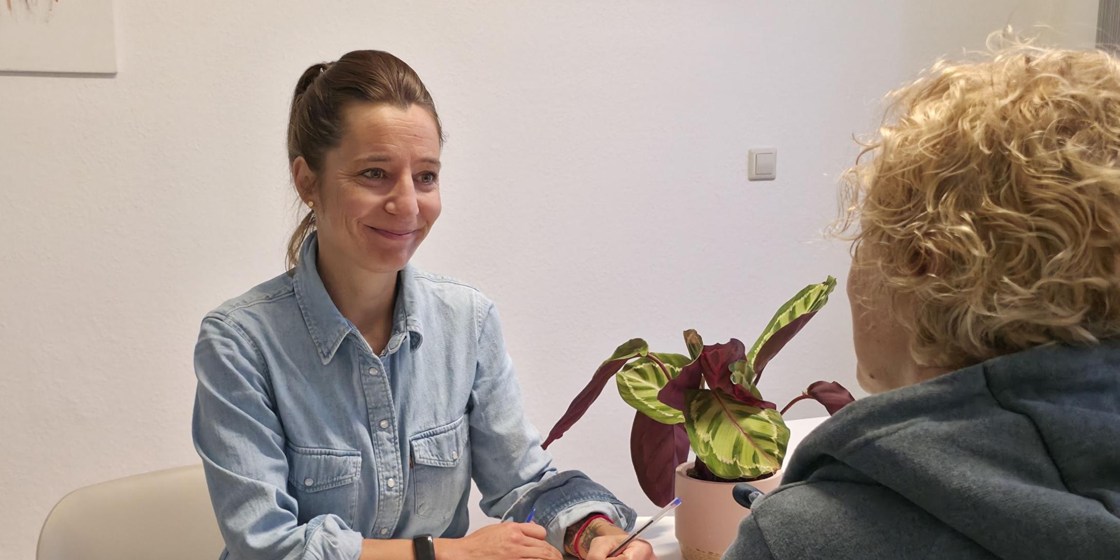 Mit ihrem Beratungsangebot möchte die Caritas nicht nur finanzielle Entlastung schaffen, sondern auch die Teilhabe lebenserfahrener Menschen fördern.