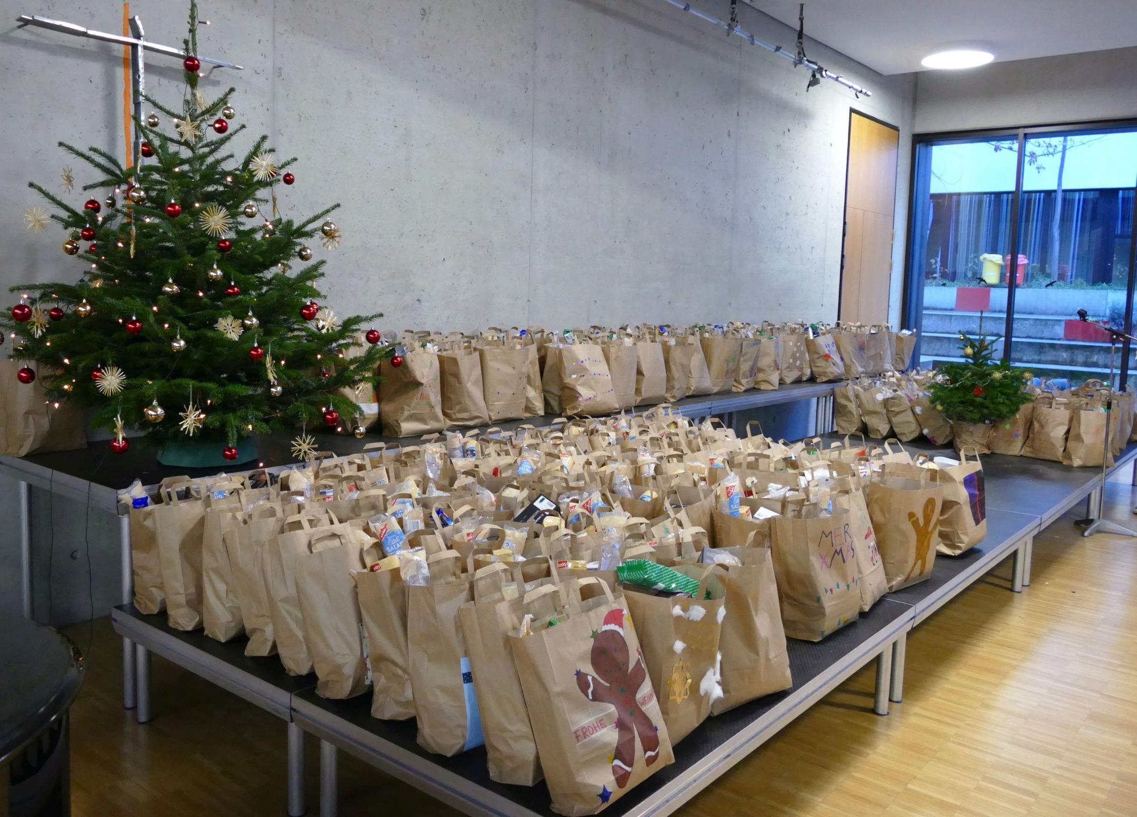 Alle Gäste können sich neben netten Gesprächen, einem weihnachtlichen Programm und gutem Essen auf eine kleine Überraschung freuen