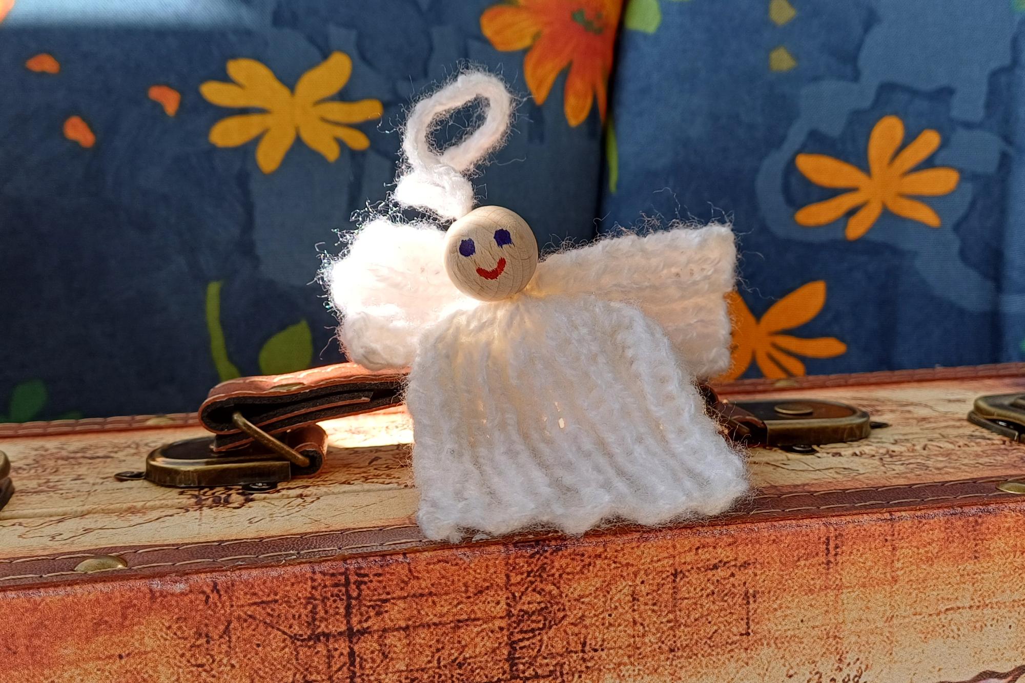 Trostkoffer zum Ausleihen mit gestricktem Engelchen als Geschenk für Kinder
