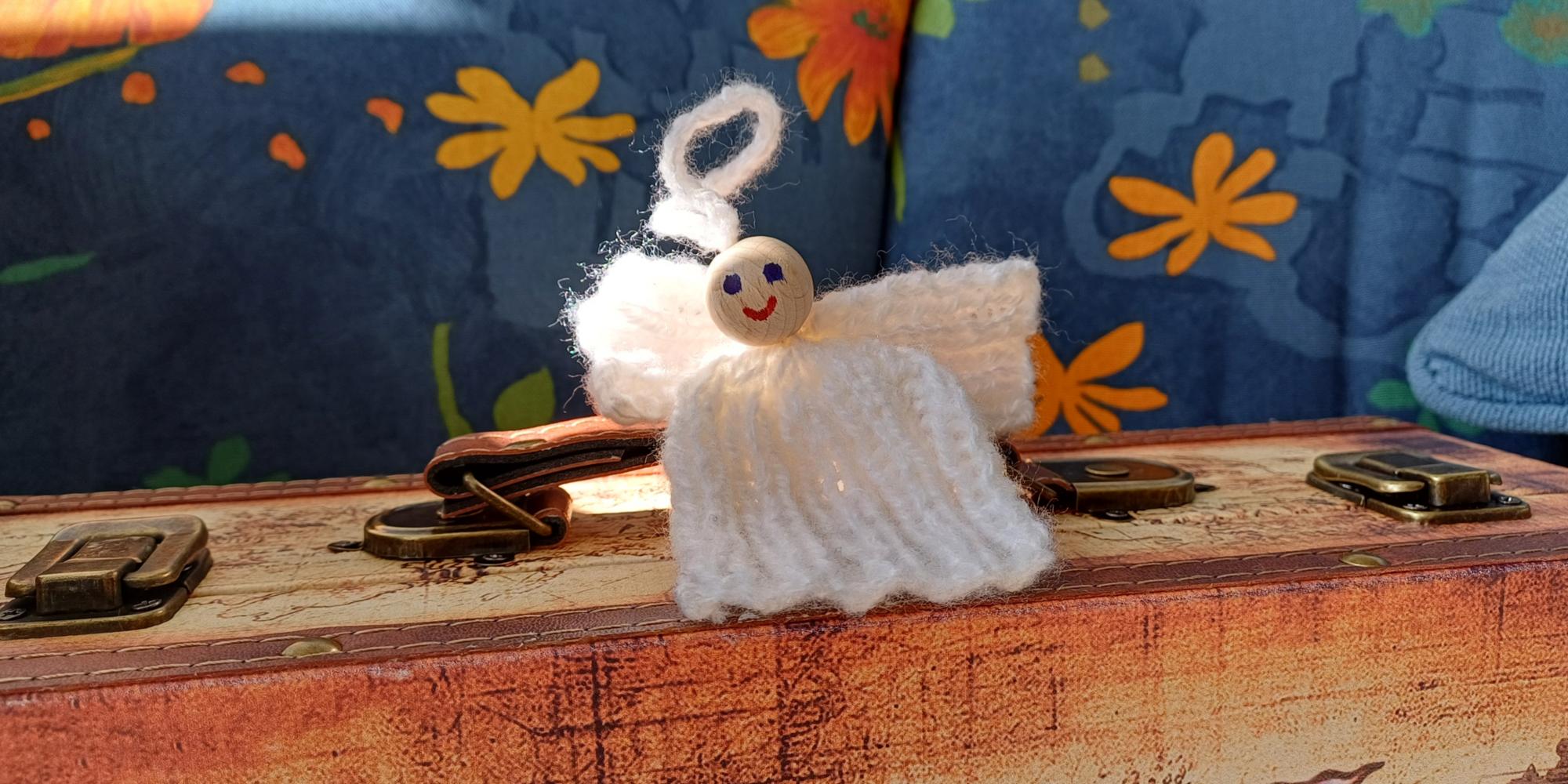 Trostkoffer zum Ausleihen mit gestricktem Engelchen als Geschenk für Kinder