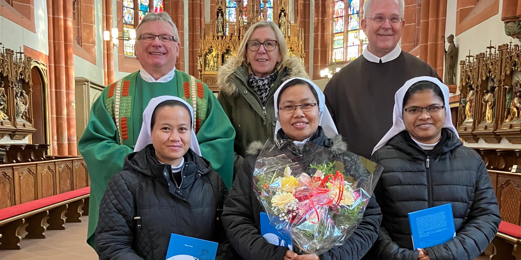 Unten von links nach rechts: Schwester Wanpynschai, Schwester Binu (Oberin), Schwester Anita. Oben von links nach rechts: Dekan Klaus Leist, Petra Eckert (Vorsitzende des Pfarrgemeinderates), Bruder John Francis Tyrell FFSC (Generalsuperior der Fran-ziskanerbrüder vom Heiligen Kreuz).