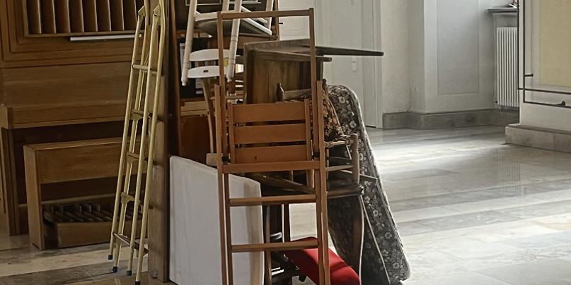 Das Bühnenbild zu Beginn der Aufführung. Gestapelter Hausrat.