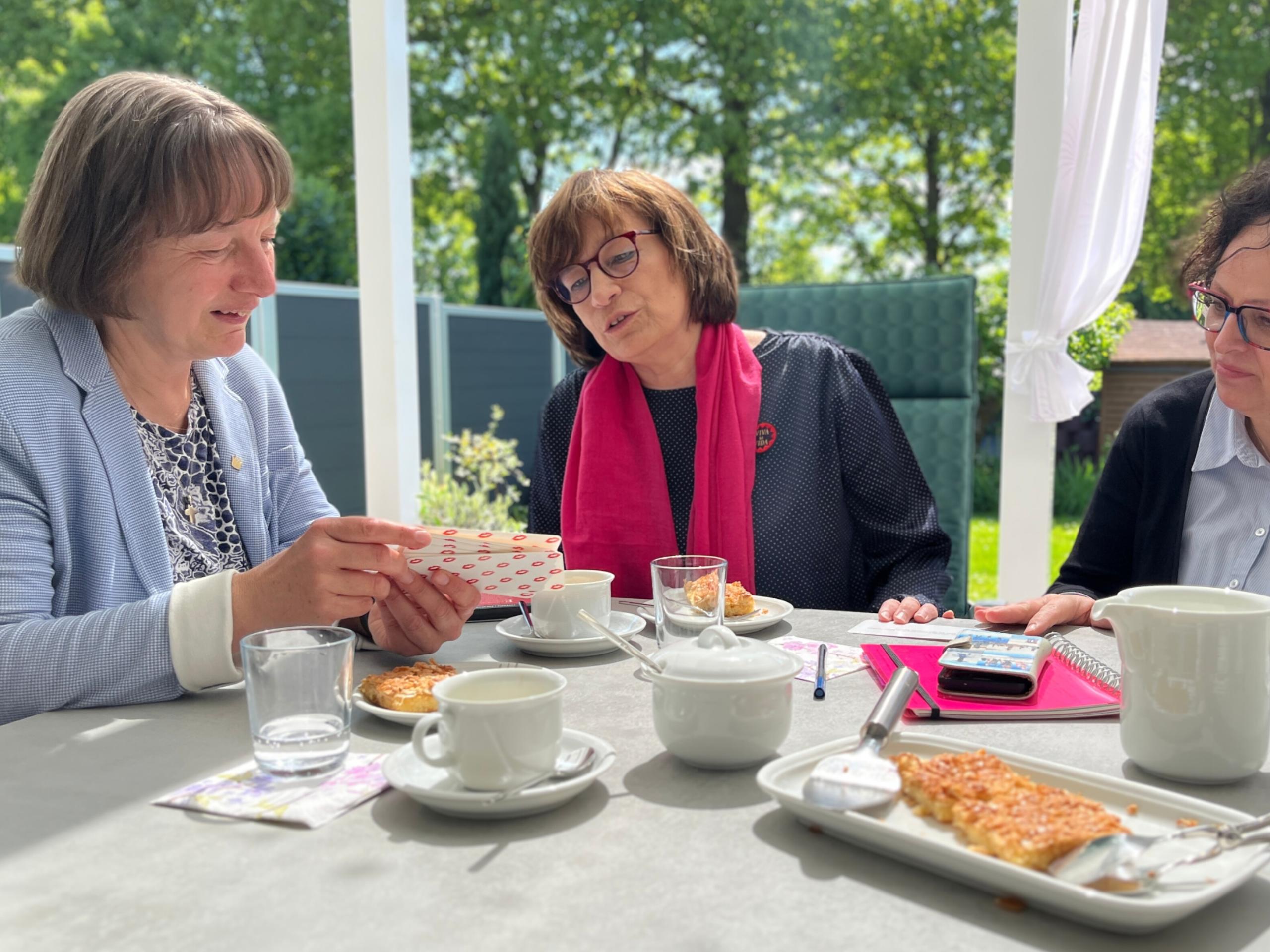Petra Frey, Beate Zwick und Annegret Schneider planen das neue Angebot 'MehrWert'.