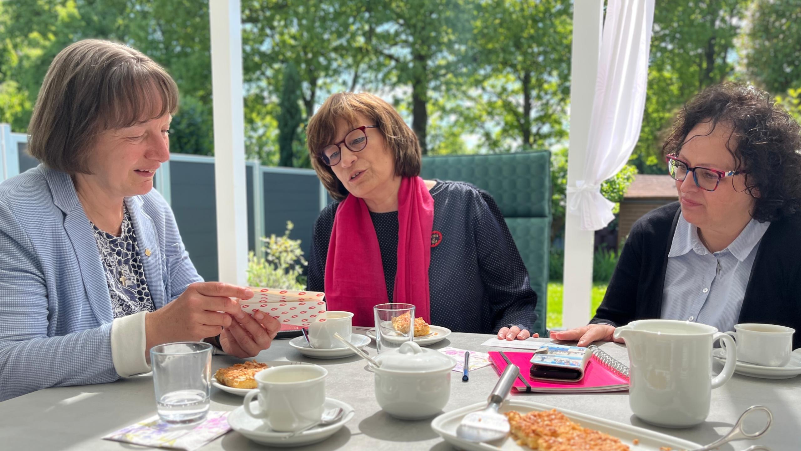 Petra Frey, Beate Zwick und Annegret Schneider planen das neue Angebot 'MehrWert'.