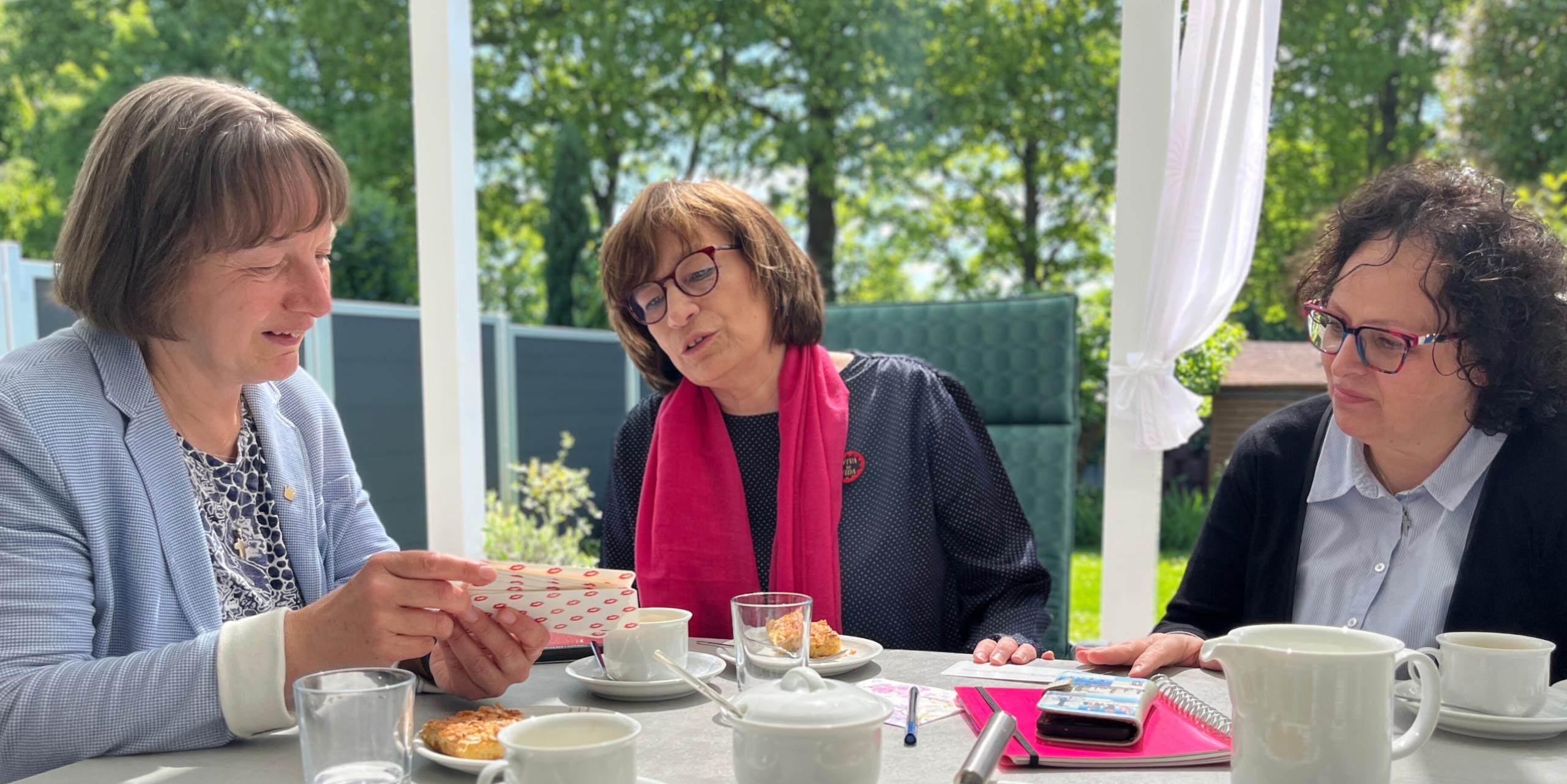 Petra Frey, Beate Zwick und Annegret Schneider planen das neue Angebot 'MehrWert'.