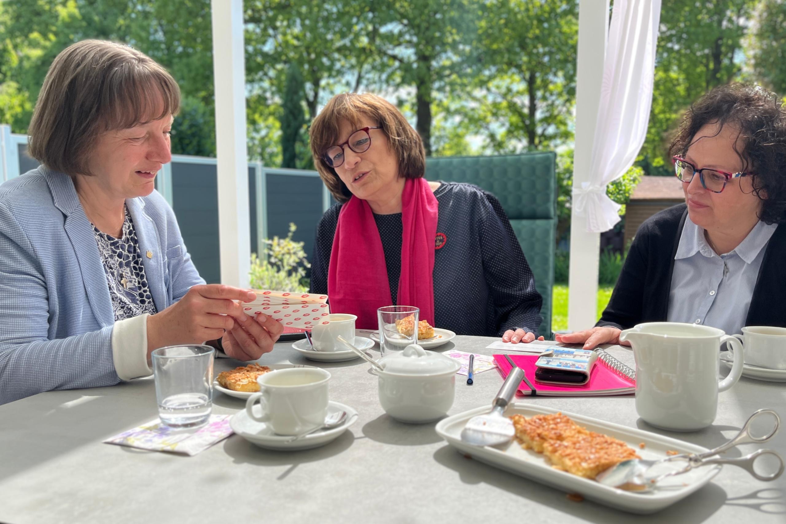 Petra Frey, Beate Zwick und Annegret Schneider planen das neue Angebot 'MehrWert'.