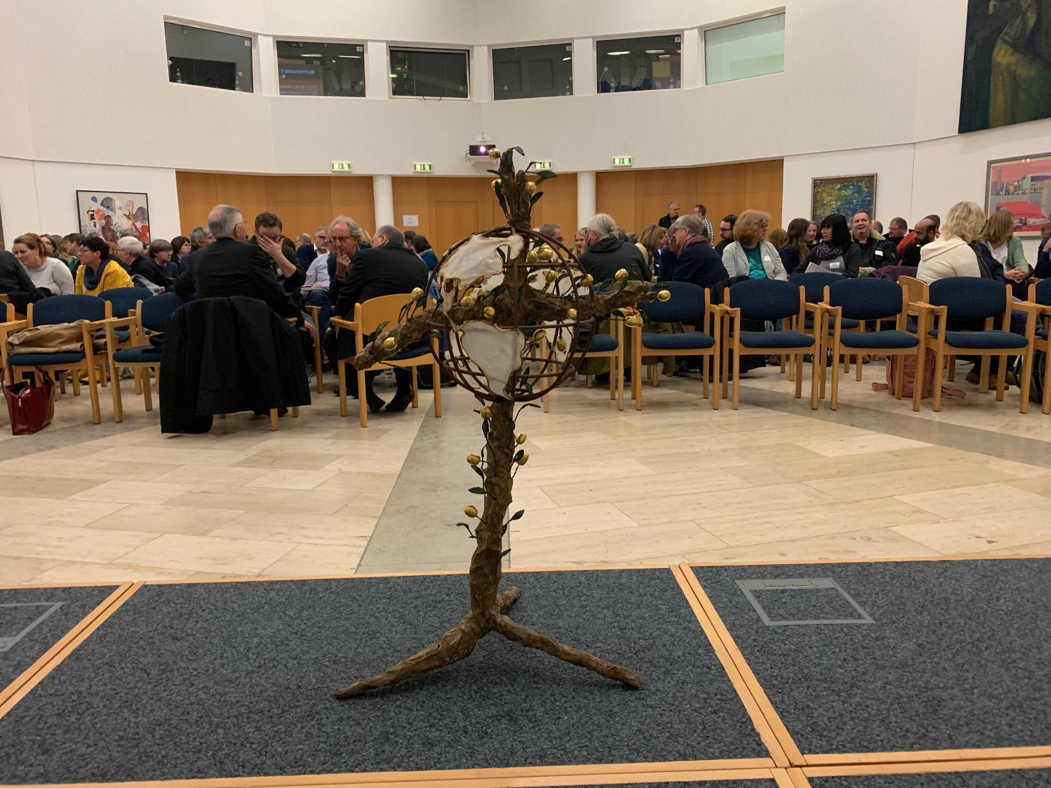 Das Friedenskreuz ist ein Symbol für das gemeinsame Jahresmotto 2020 der katholischen Hilfswerke 'Frieden leben' und wurde vom Eichstätter Künstler Raphael Graf gestaltet.