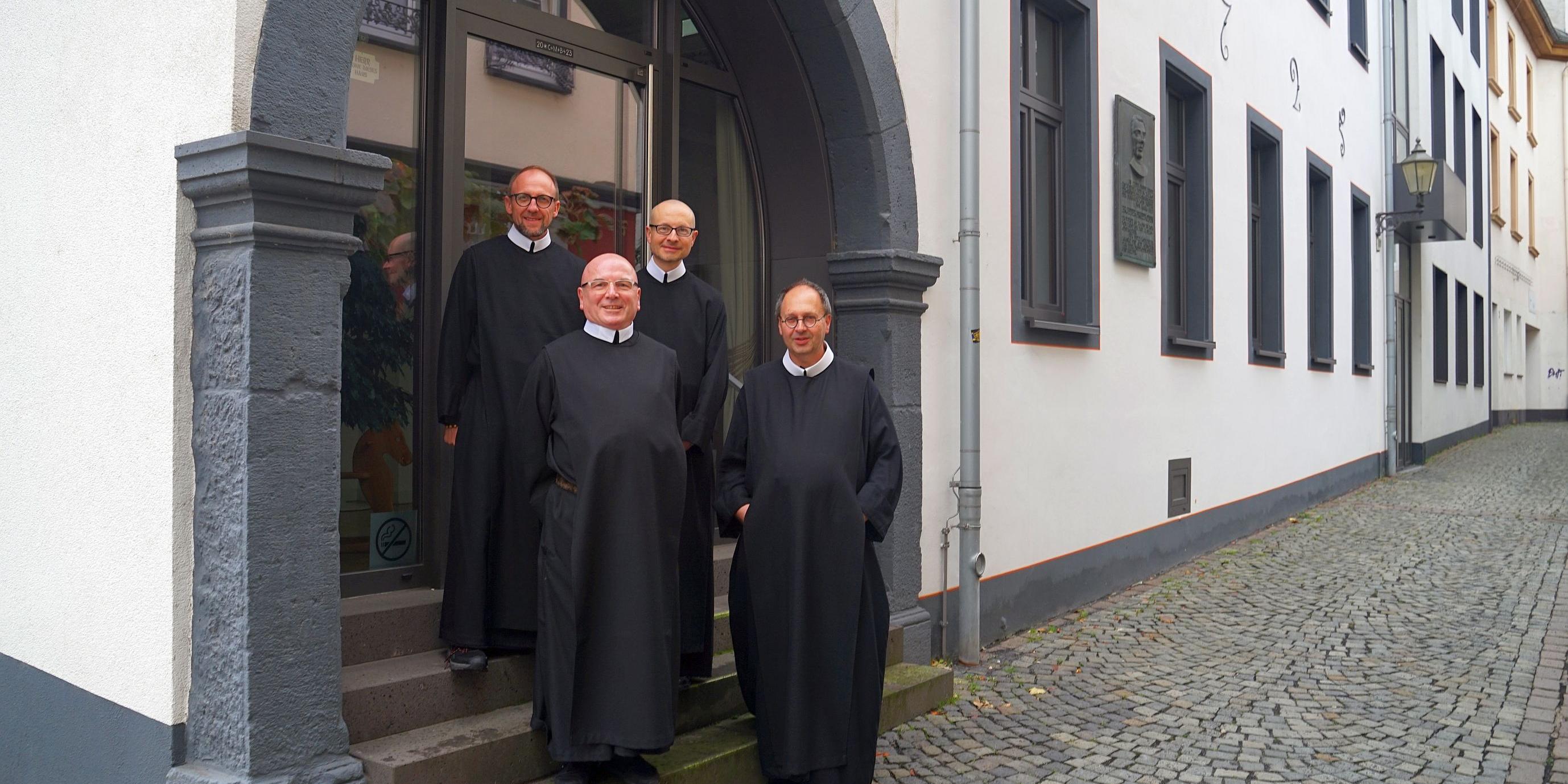 Die Brüder Antonius Joos, Bernhard Hettinger, Martin Grochowski und Christophorus Maria Schmitt (von links) vor dem Peter-Friedhofen-Haus.