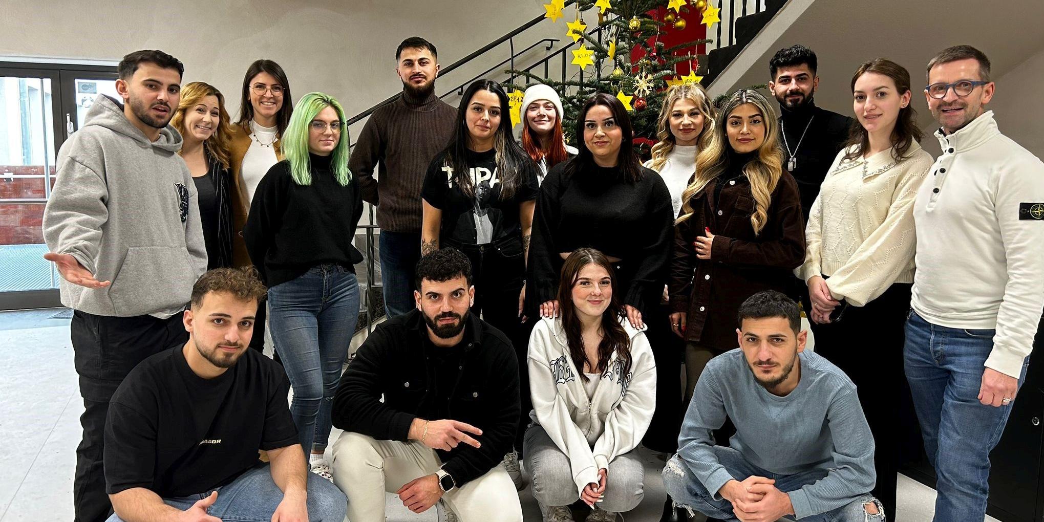 Das Friseurteam schnitt 75 Personen die Haare