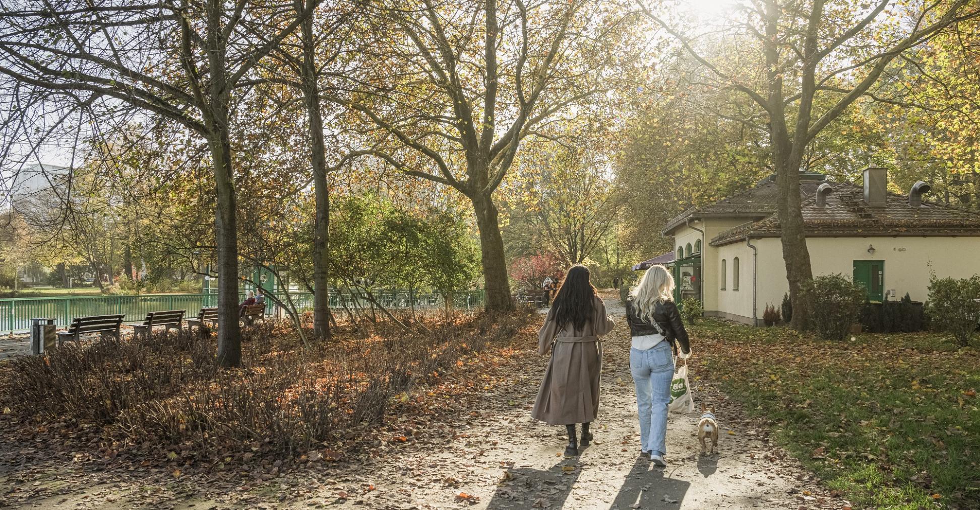 Zwei Frauen mit HUnd beim Spaziergang