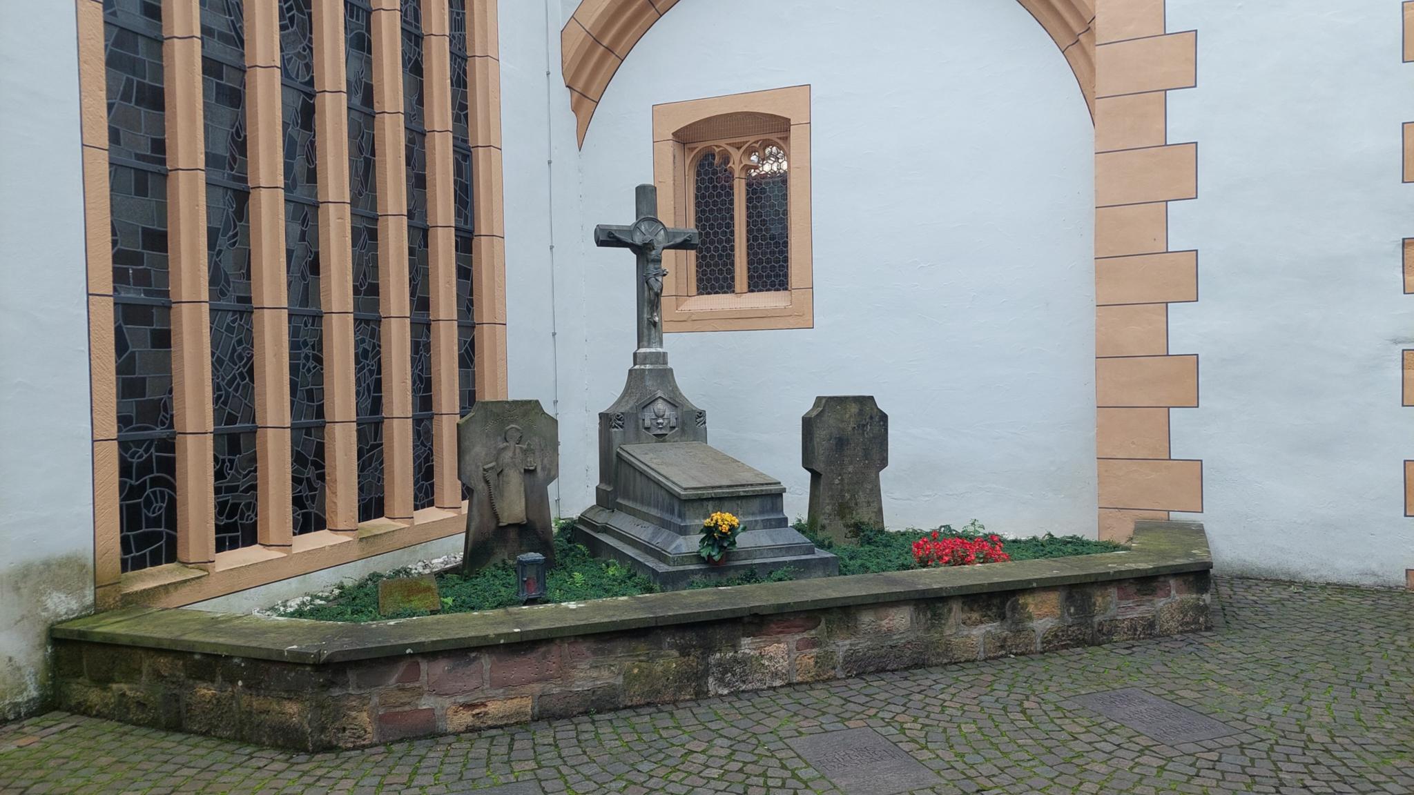 Priestergräber im Kirchhof von St. Gangolf