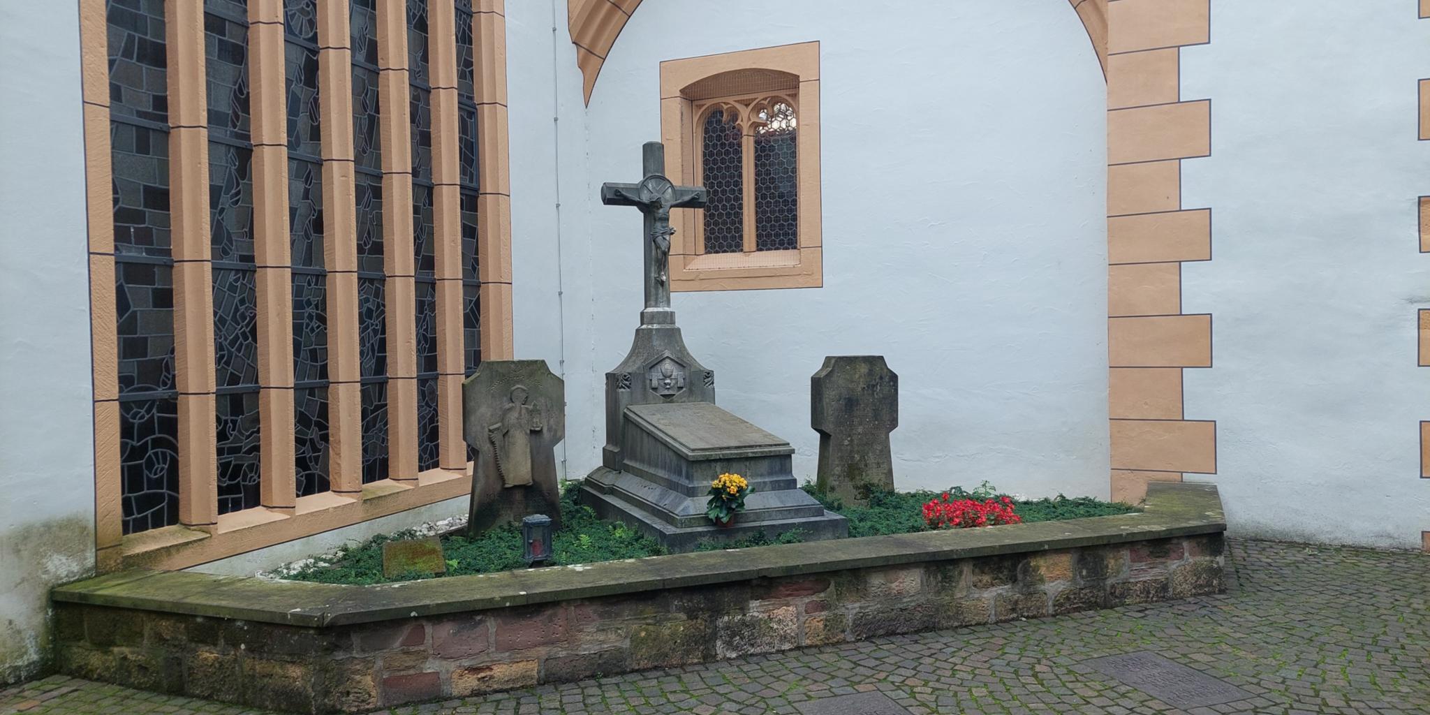 Priestergräber im Kirchhof von St. Gangolf