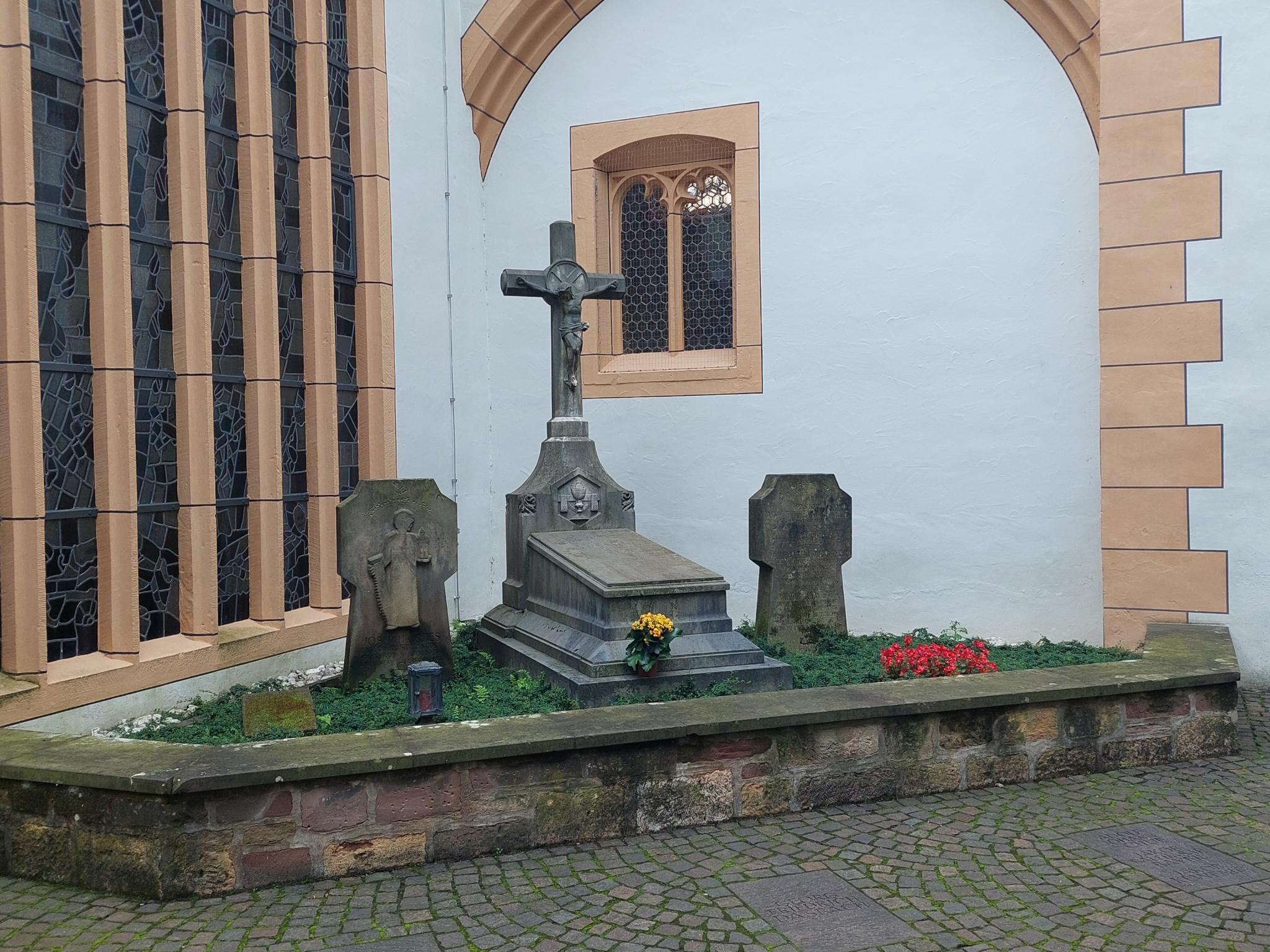 Priestergräber im Kirchhof von St. Gangolf