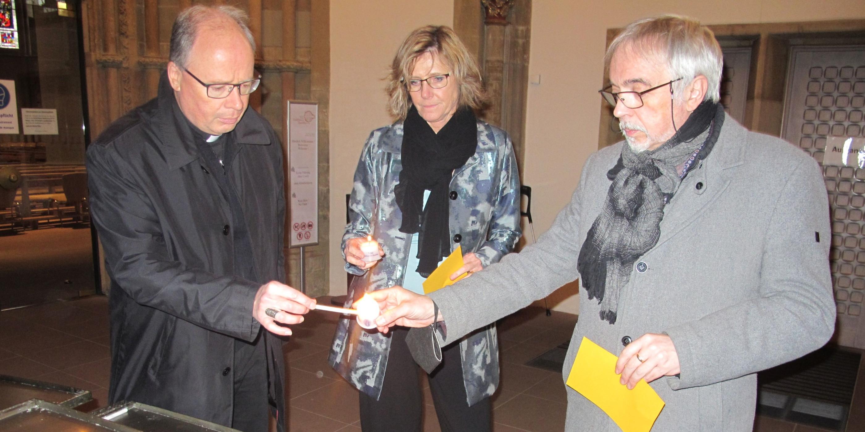 Bischof Dr. Stephan Ackermann und die beiden Präventionsbeauftragten des Bistums, Angela Dieterich und Dr. Andreas Zimmer, gedenken der Betroffenen sexuellen Missbrauchs im Bistum Trier.