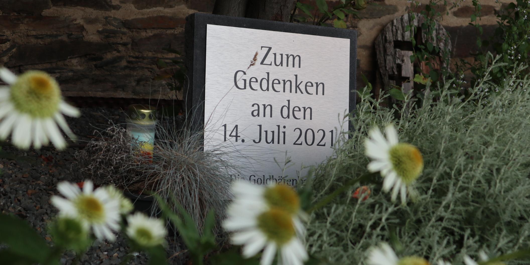Tafel zum Gedenken an die Opfer der Flut 2021