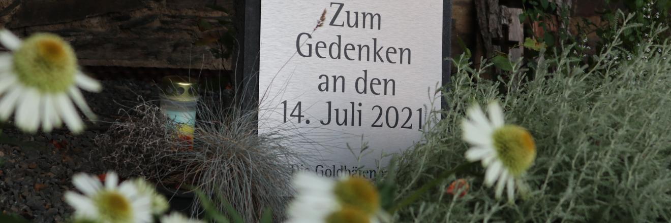 Tafel zum Gedenken an die Opfer der Flut 2021