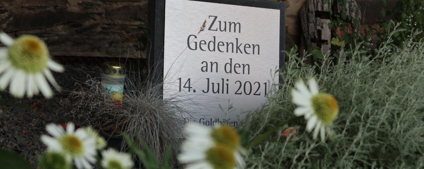 Tafel zum Gedenken an die Opfer der Flut 2021