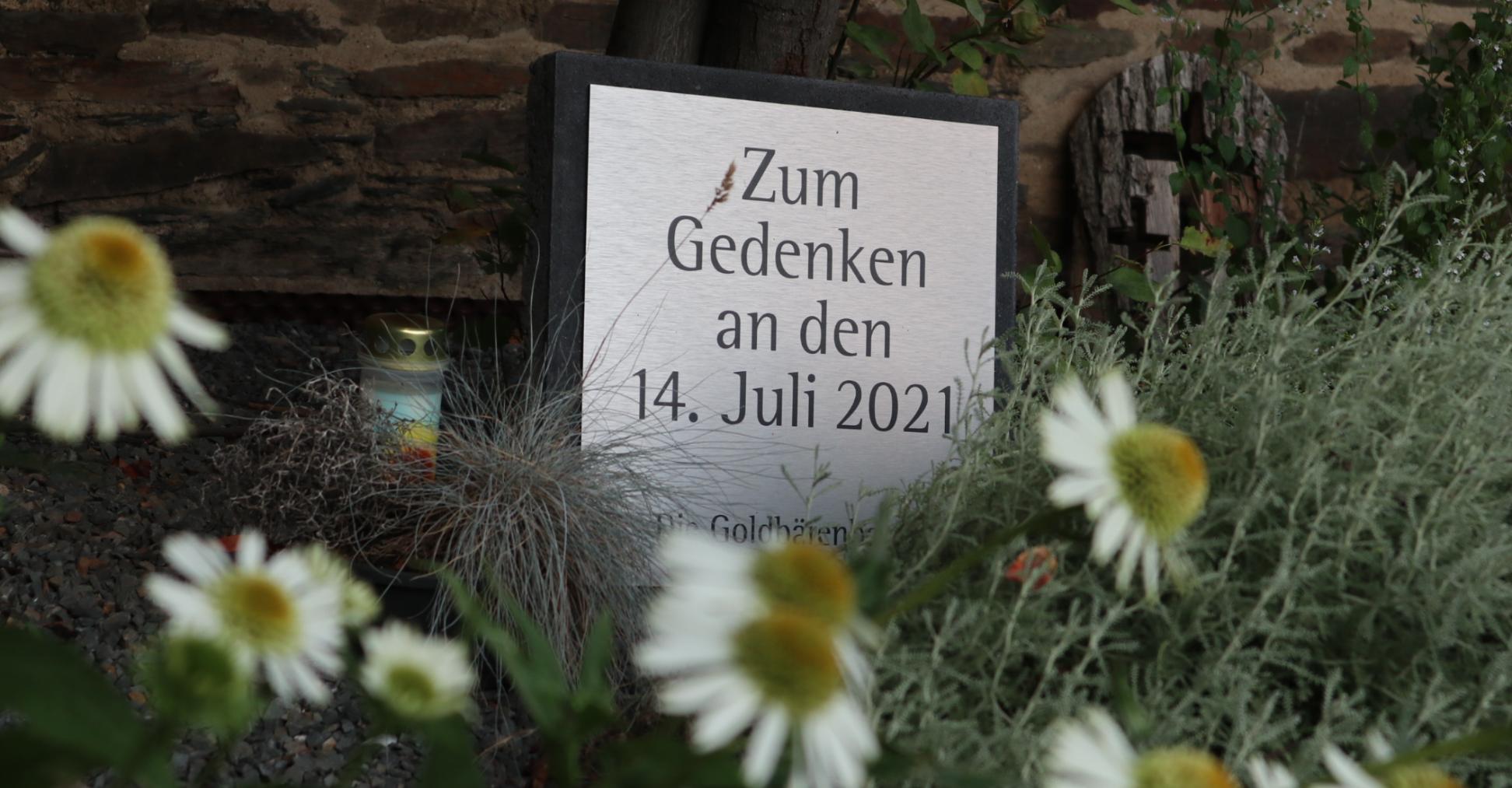 Tafel zum Gedenken an die Opfer der Flut 2021