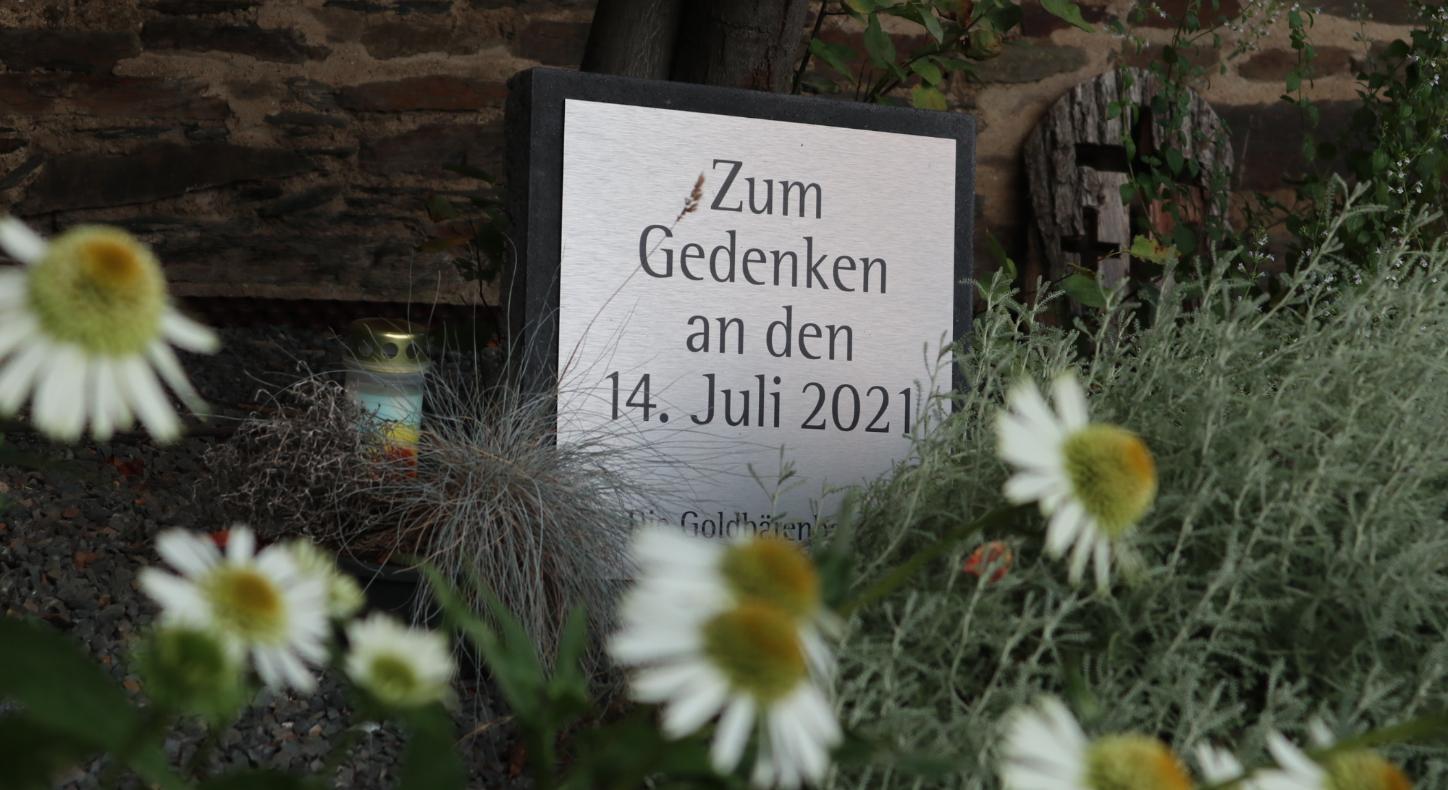 Tafel zum Gedenken an die Opfer der Flut 2021