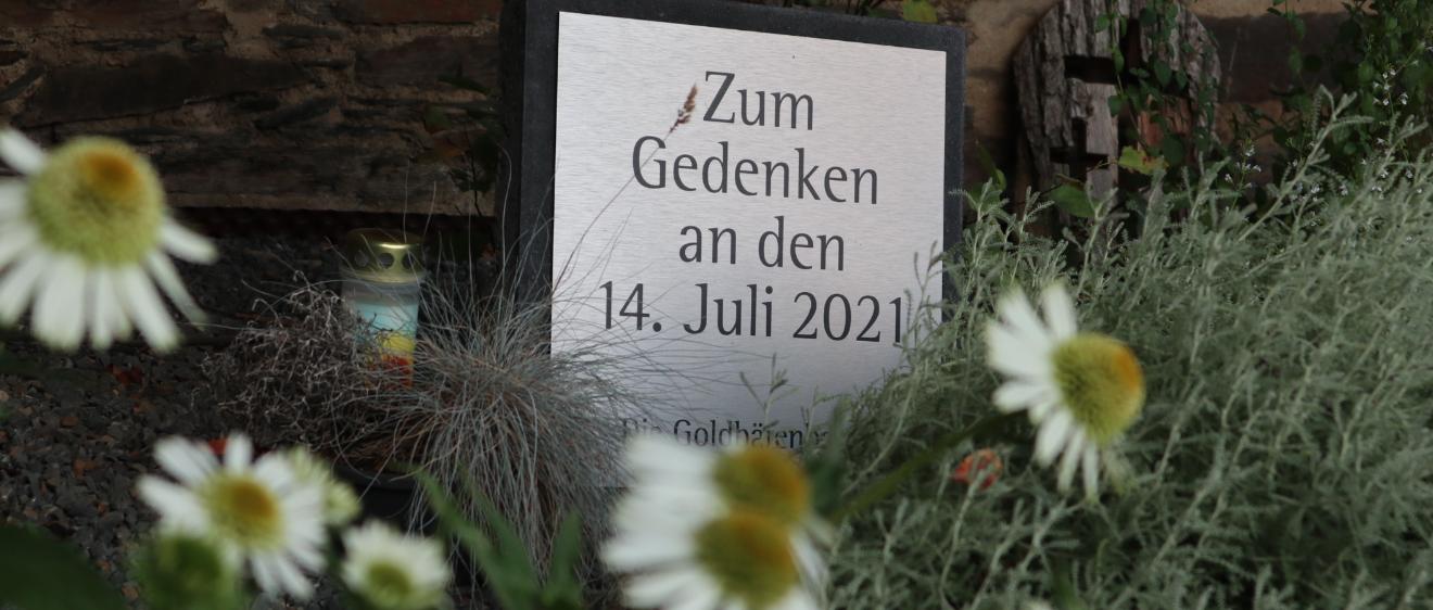 Tafel zum Gedenken an die Opfer der Flut 2021