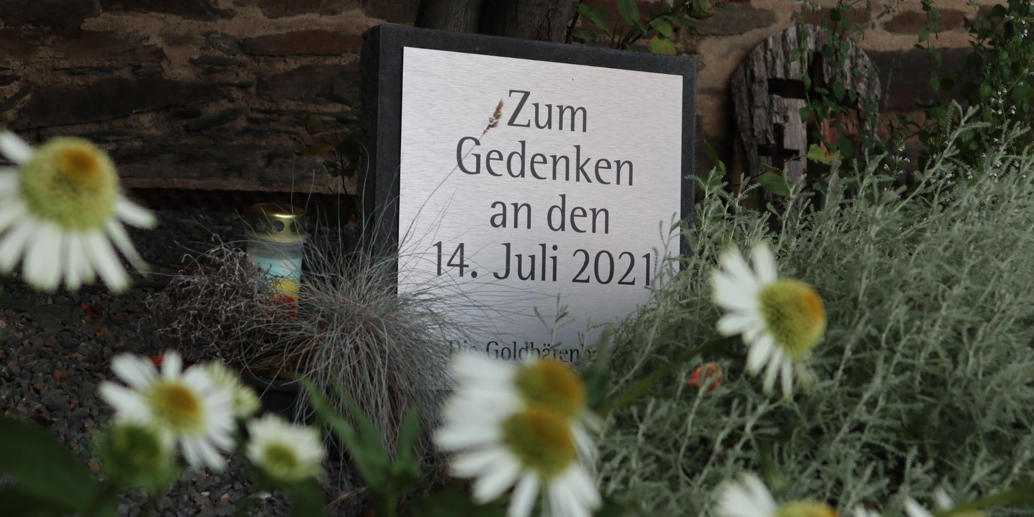 Tafel zum Gedenken an die Opfer der Flut 2021