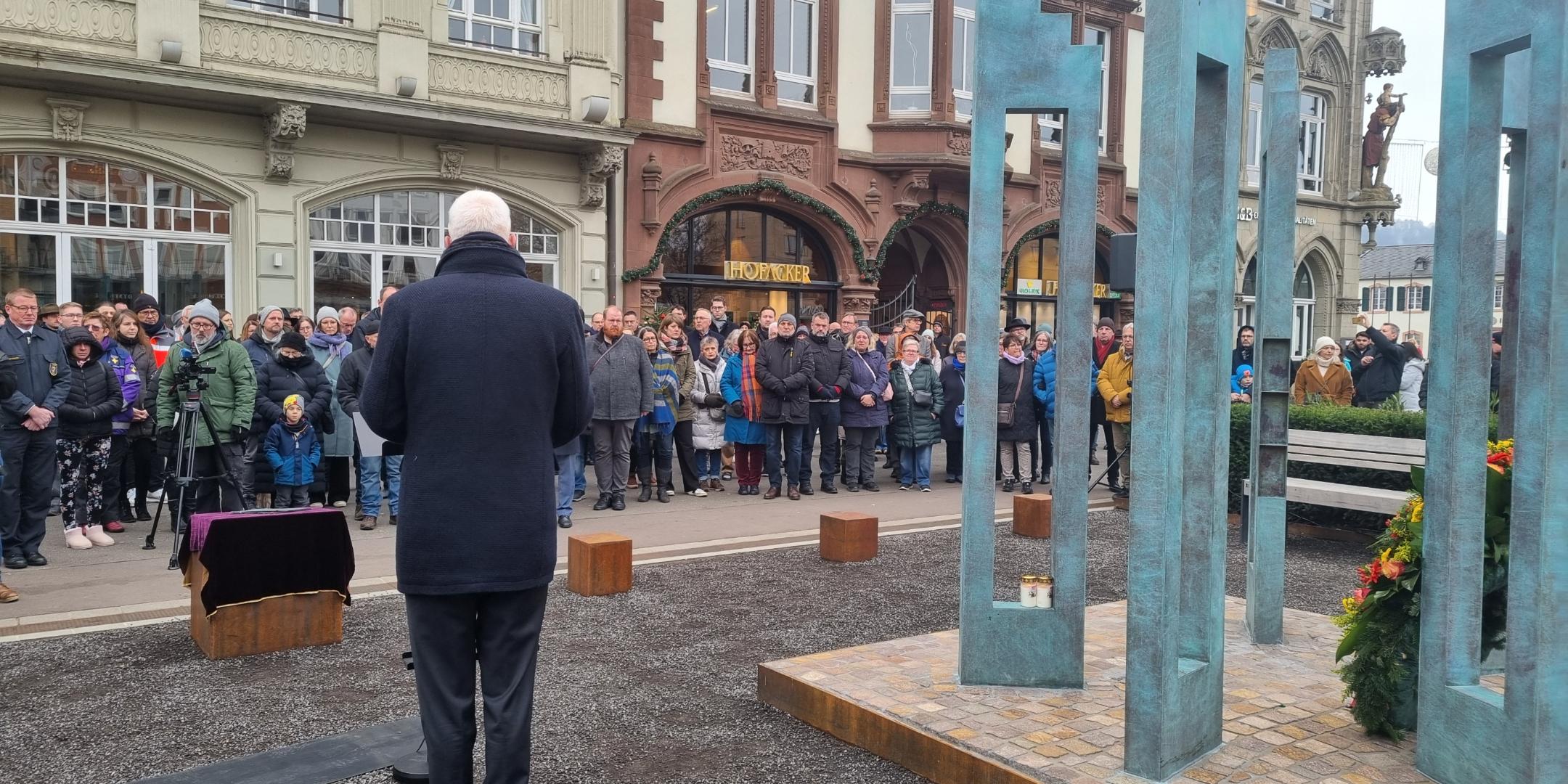 An der Gedenkveranstaltung nahmen viele Menschen teil.
